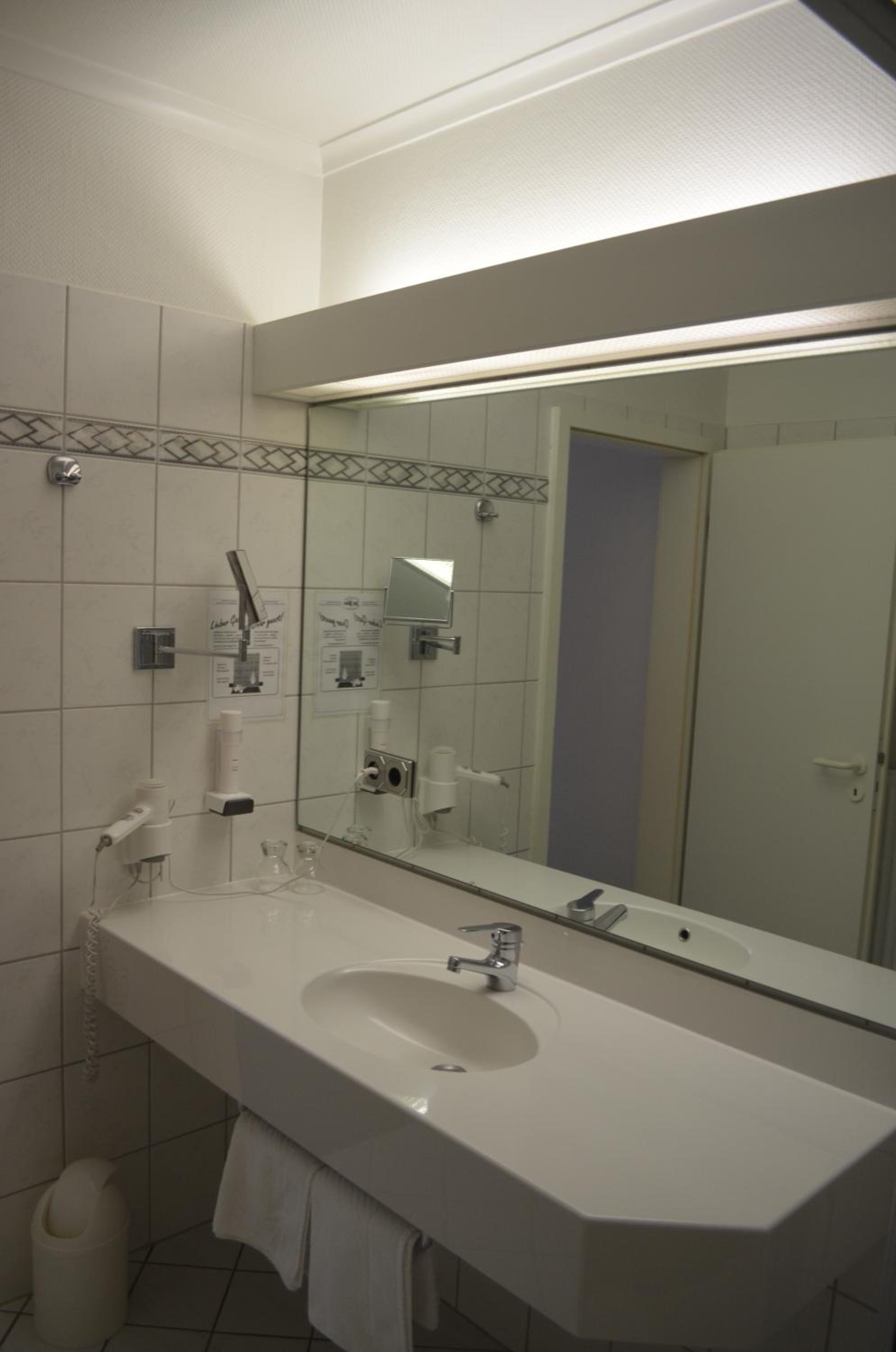 Twin Room - Photo 5