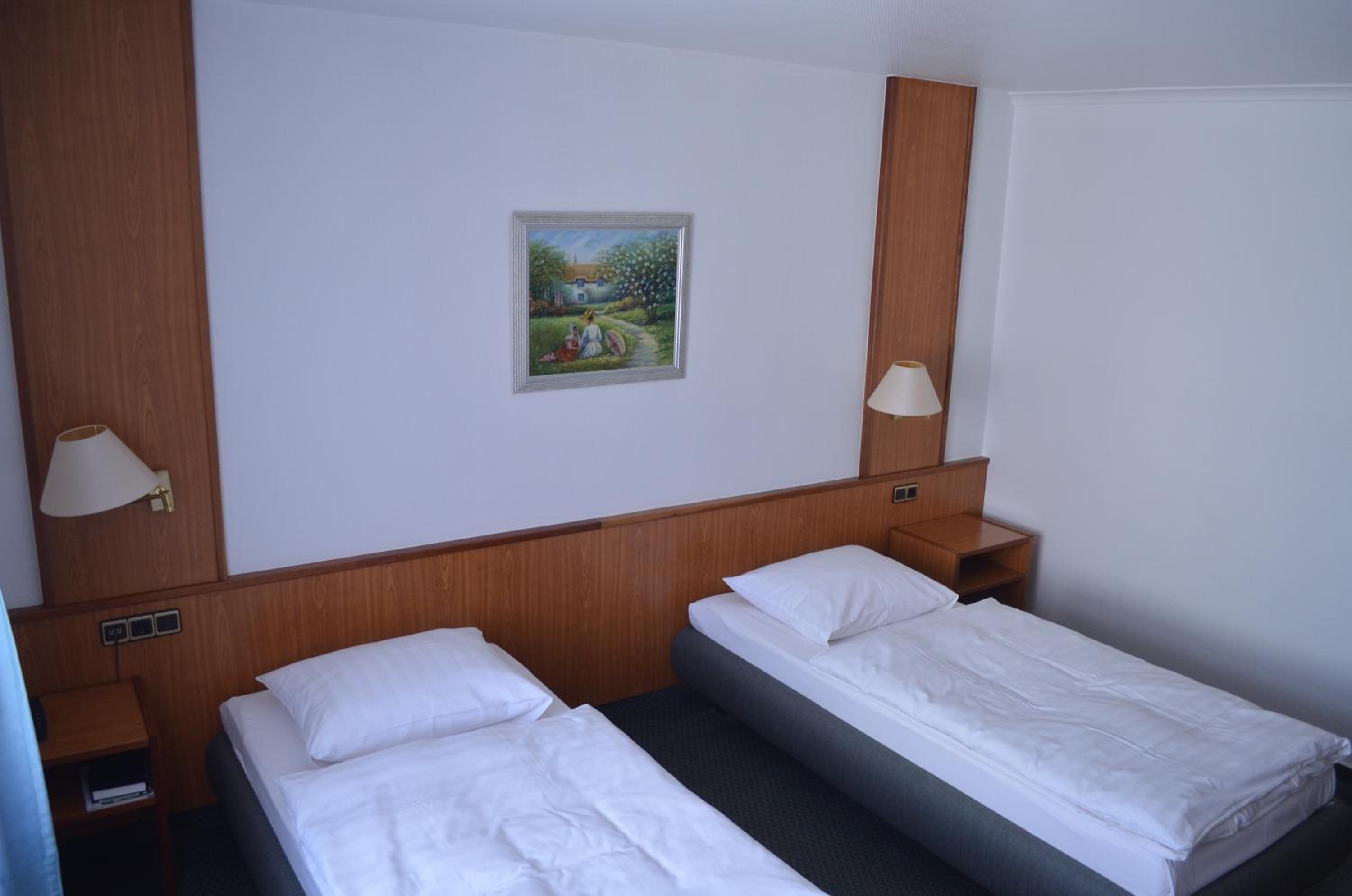 Twin Room - Photo 2