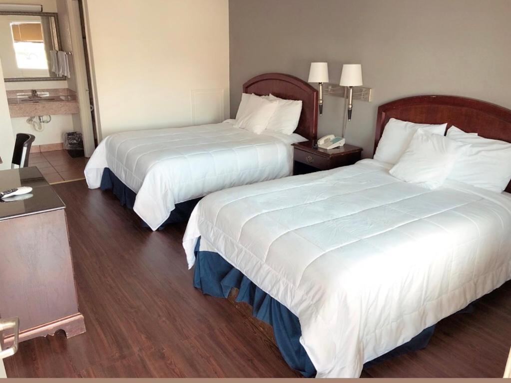 Double Room with Two Double Beds - Non-Smoking - Photo 4