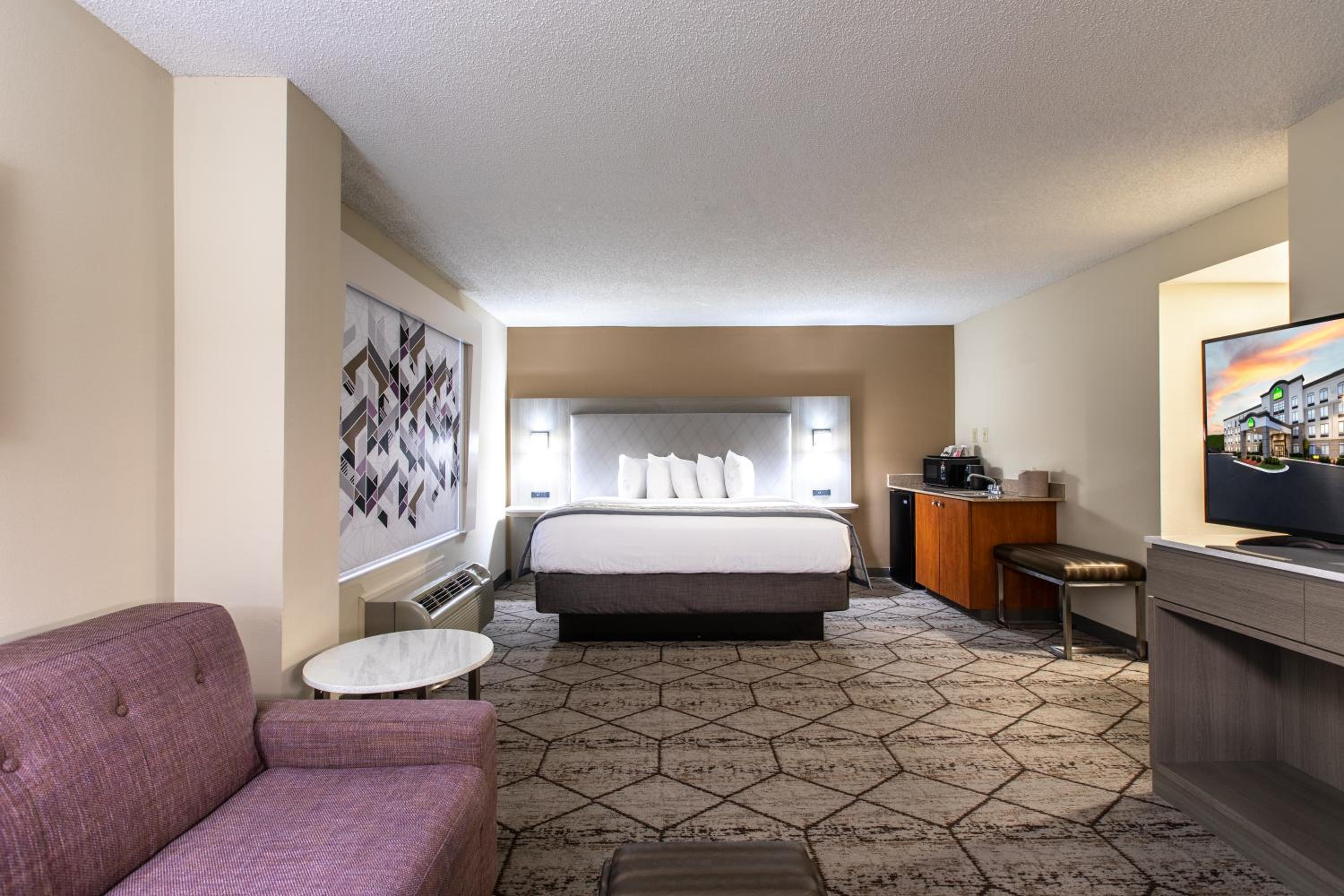 King Suite - Non-Smoking - Photo 7