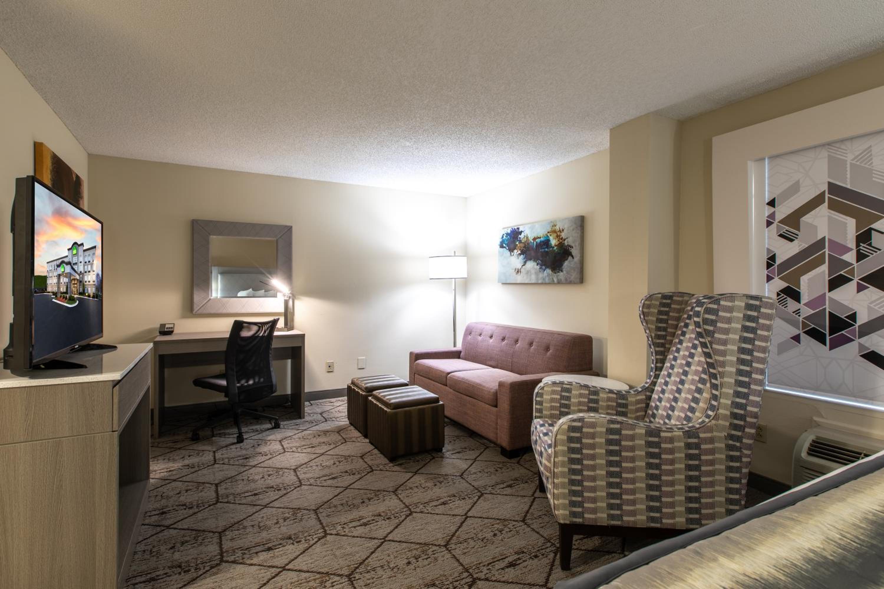 King Suite - Non-Smoking - Photo 11