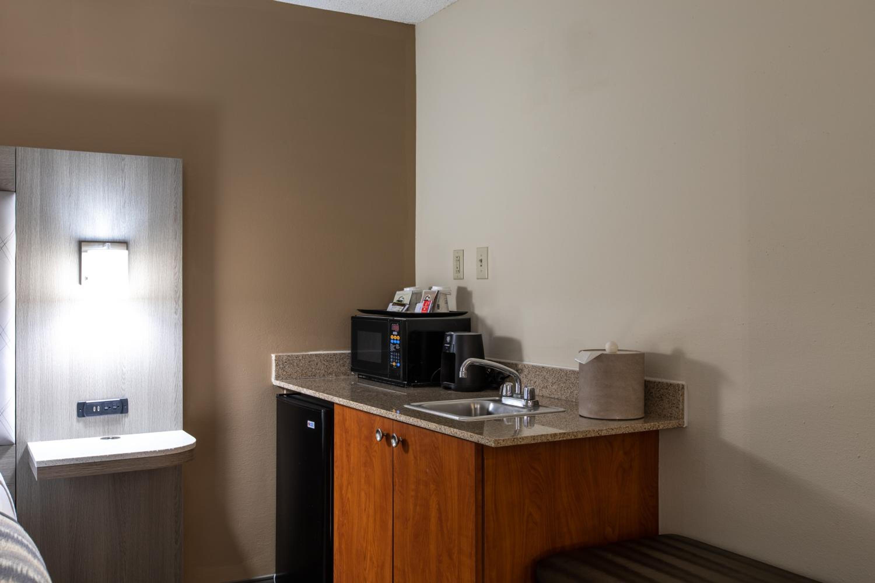 King Suite - Non-Smoking - Photo 2