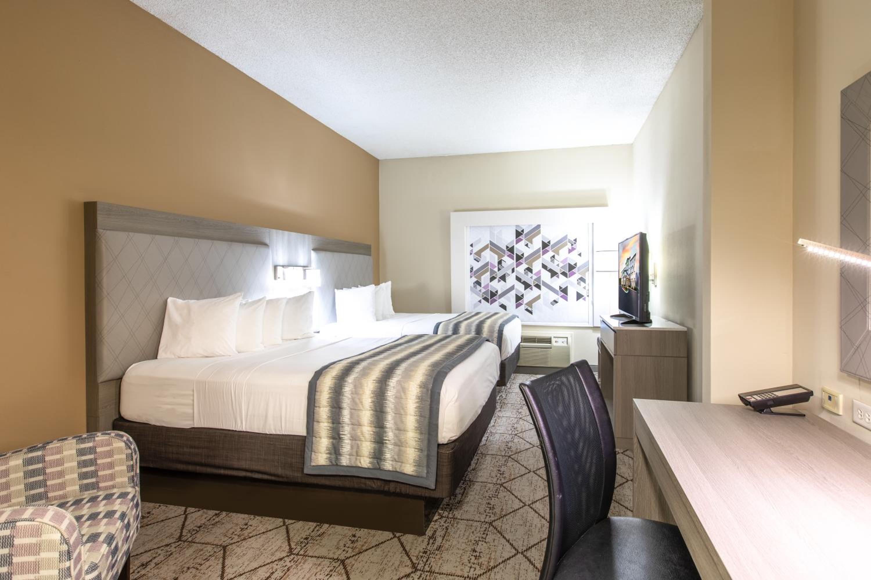 Queen Room with Two Queen Beds - Non-Smoking - Photo 7