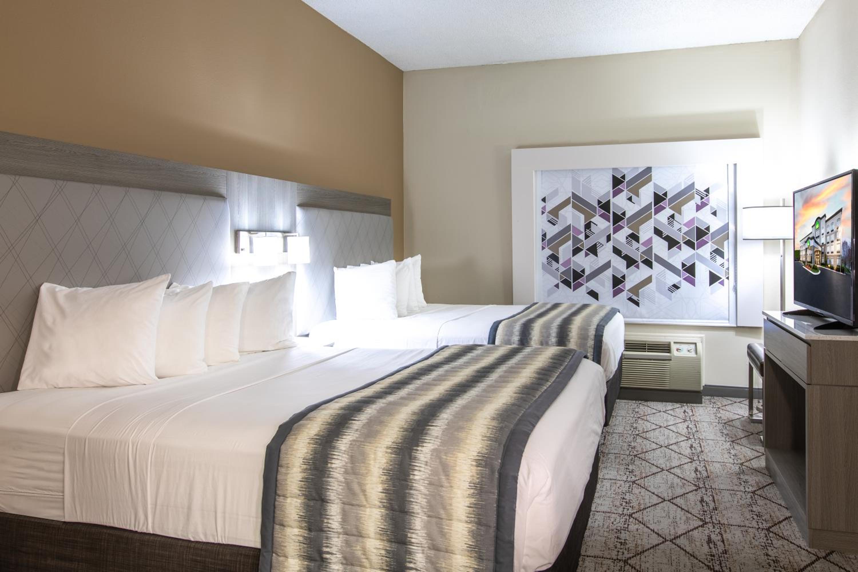 Queen Room with Two Queen Beds - Non-Smoking - Photo 6