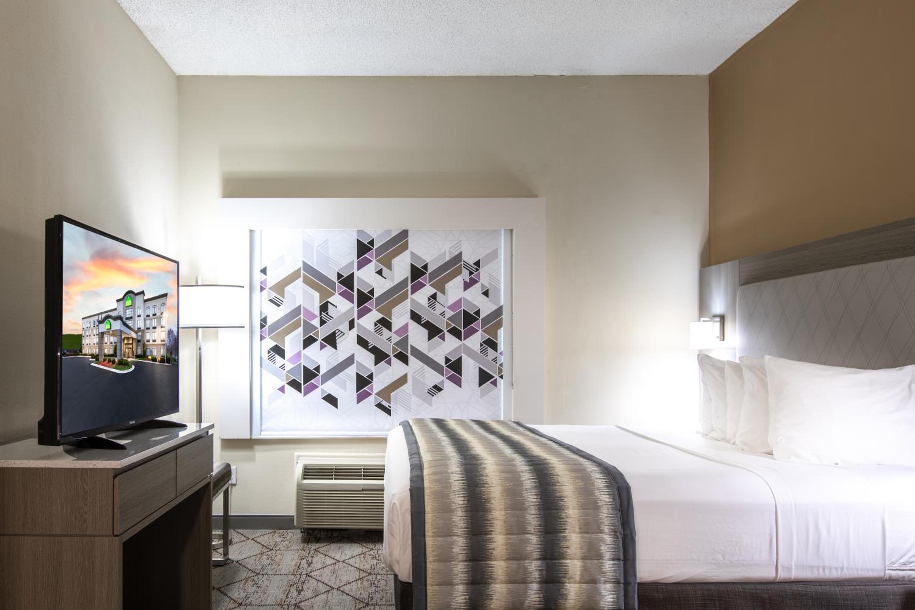 King Room - Non-Smoking - Photo 4