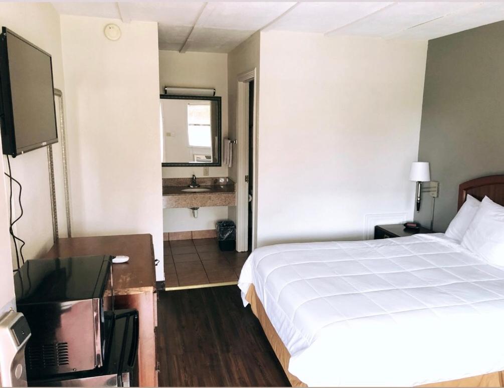 Queen Room - Non-Smoking - Photo 1
