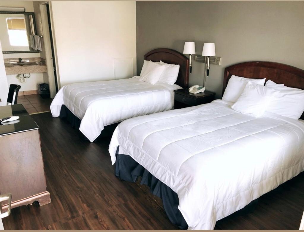 Double Room with Two Double Beds - Non-Smoking - Photo 2