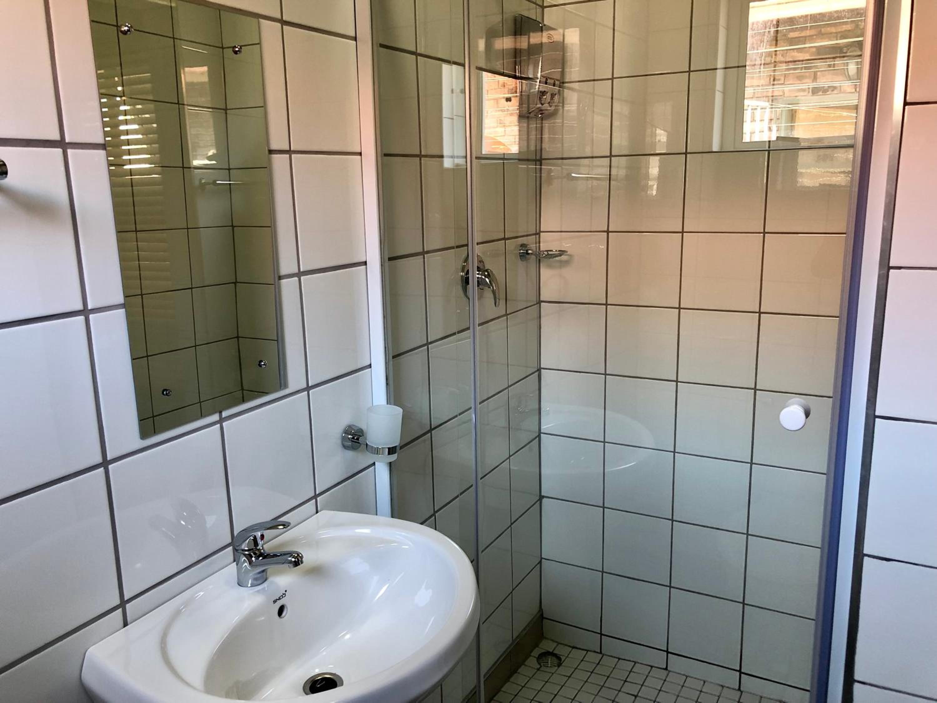 Basic Triple Room with Shared Bathroom photo 2