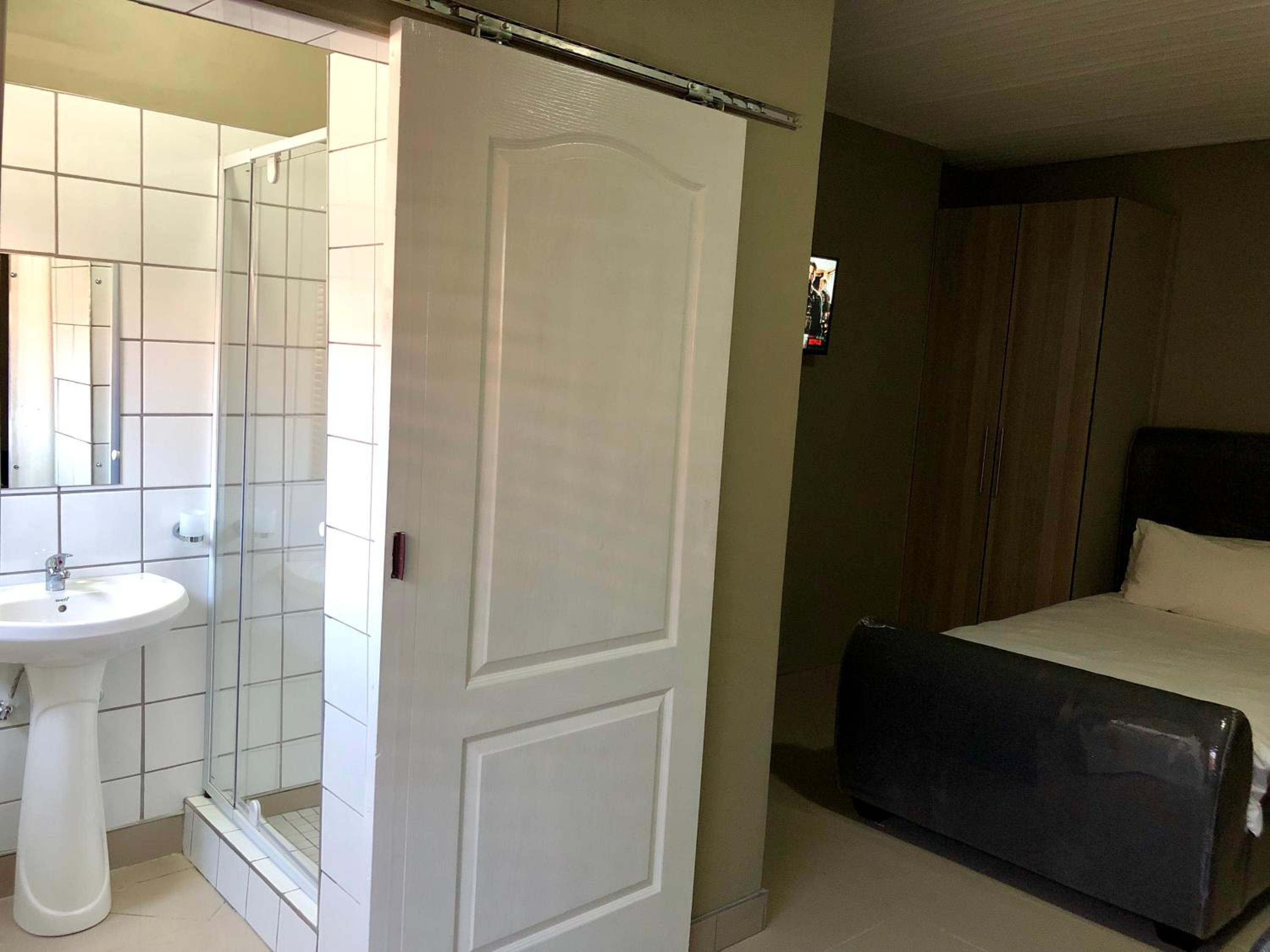 Basic Triple Room with Shared Bathroom photo 3