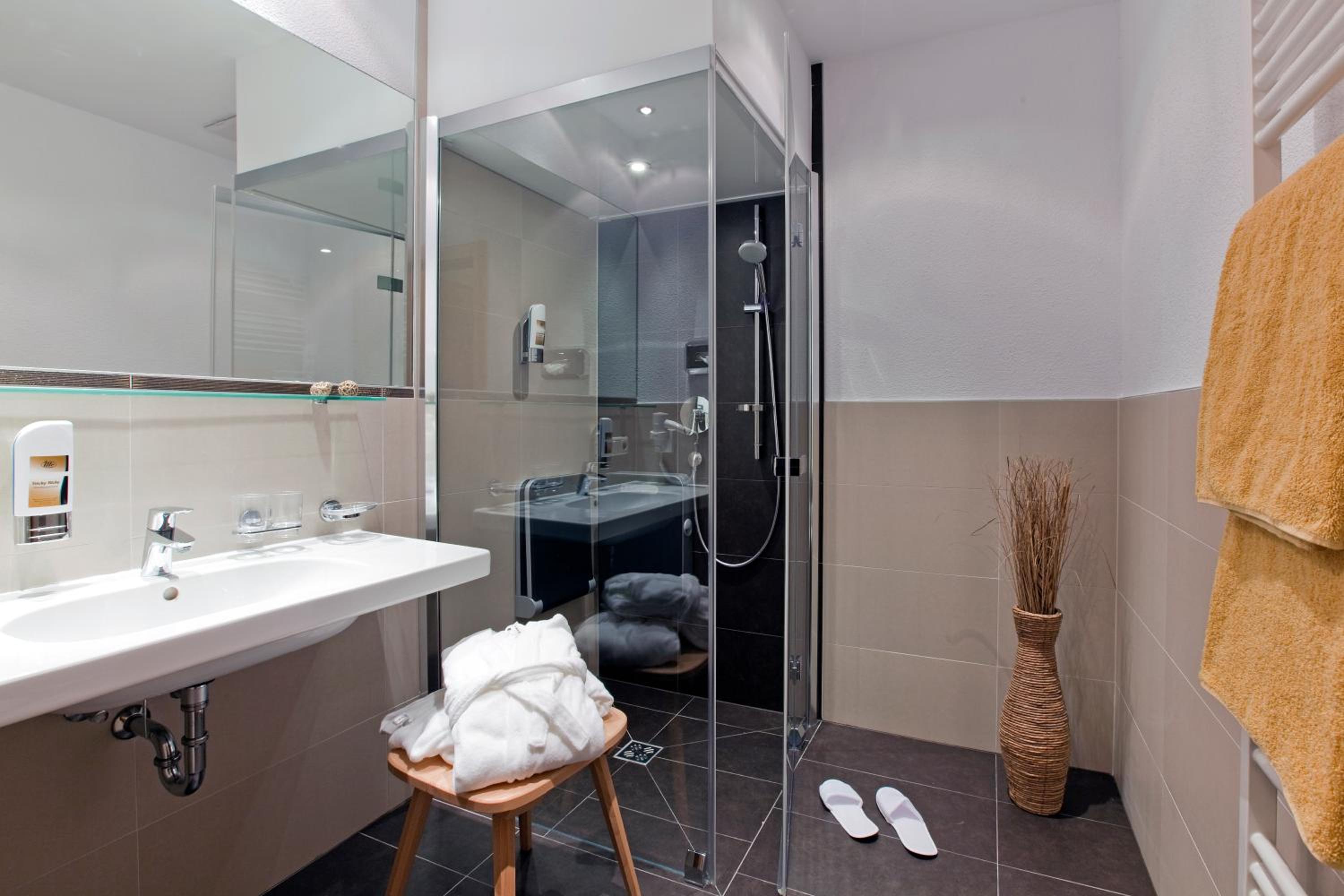 Junior Suite with Balcony - Photo 5