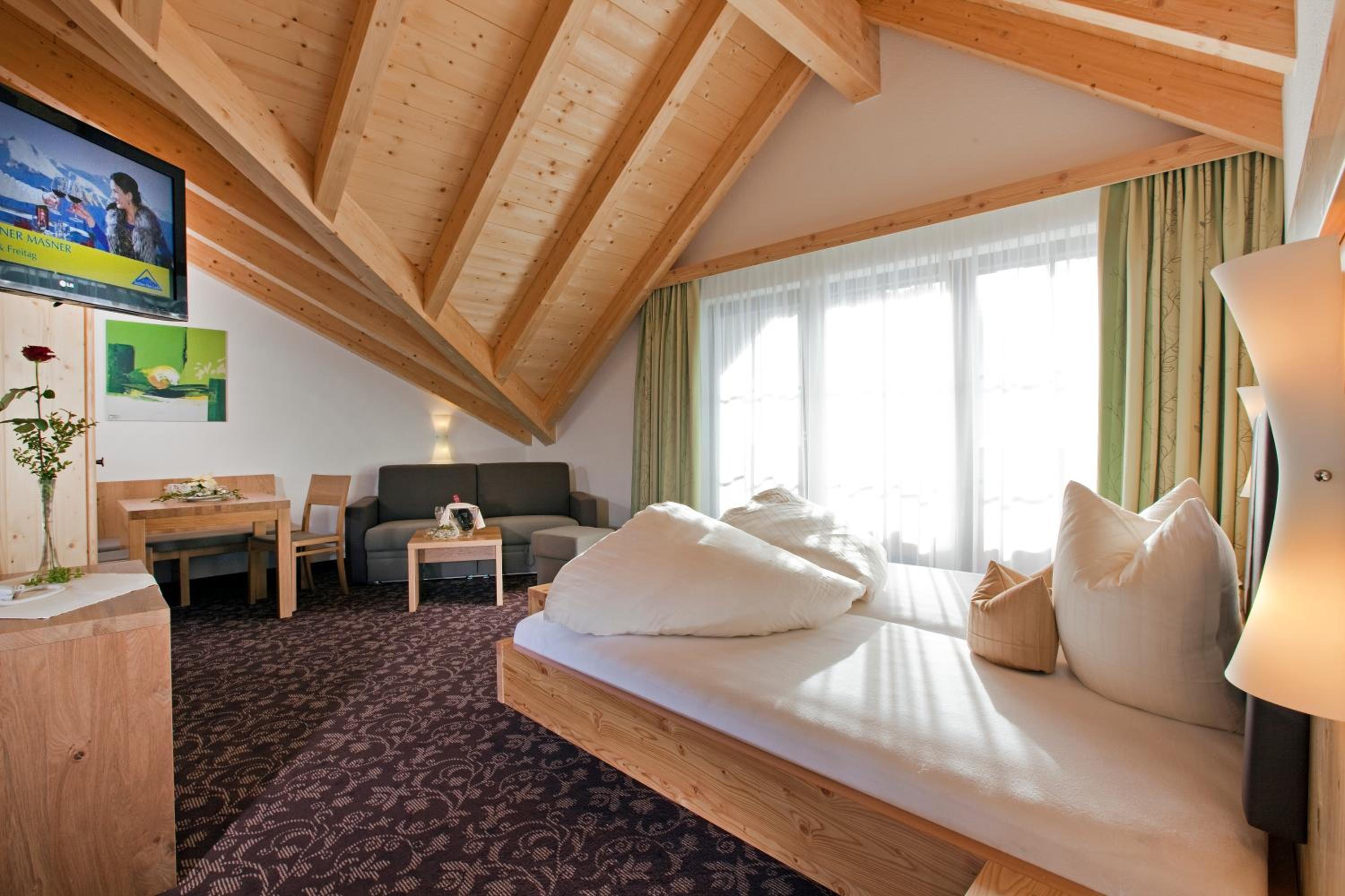 Junior Suite with Balcony - Photo 1