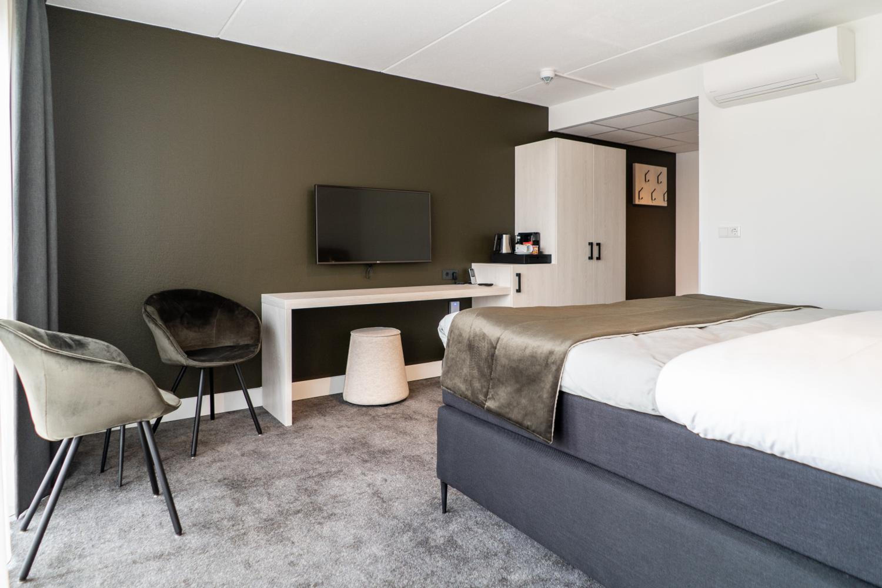Deluxe Plus Room with balcony - Photo 7