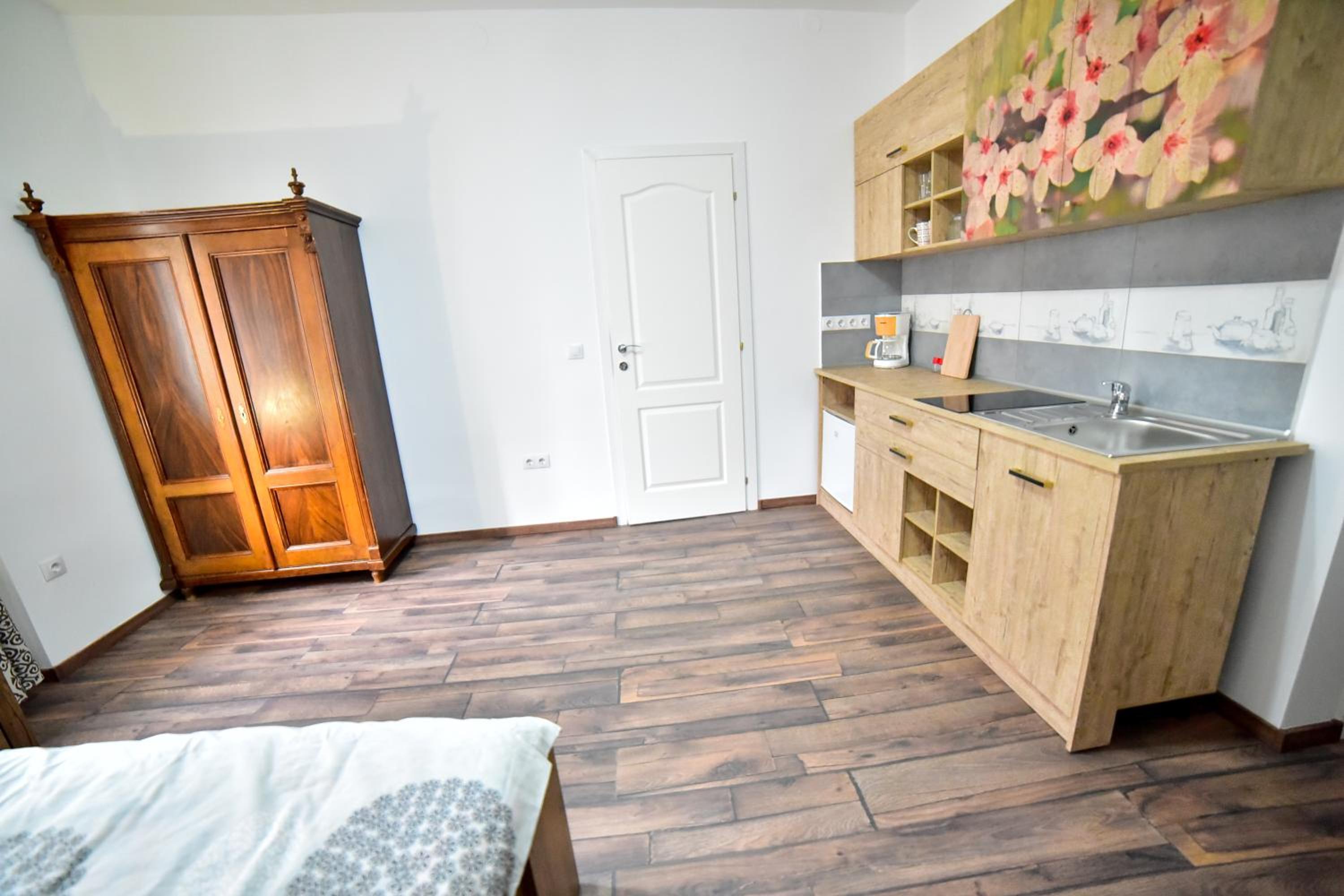 One-Bedroom Apartment - Photo 7