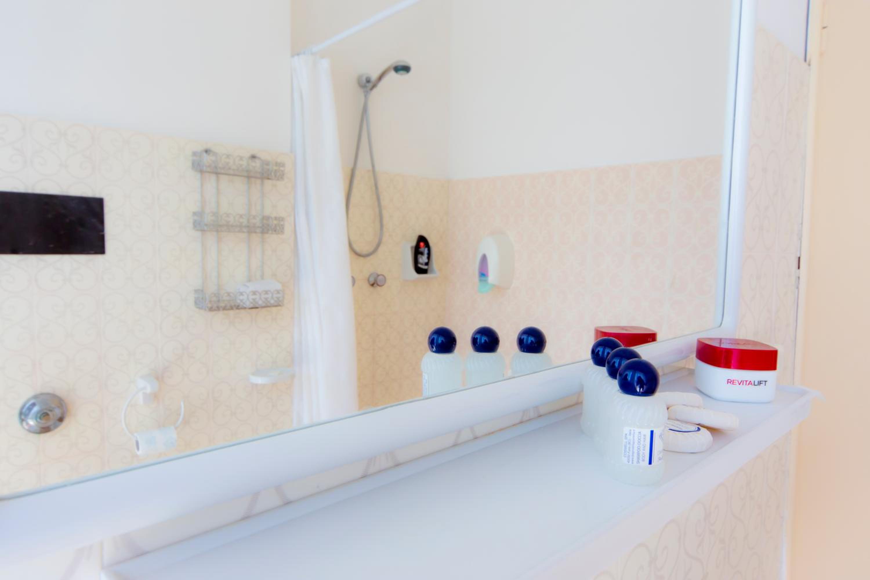 Double Room - Photo 5