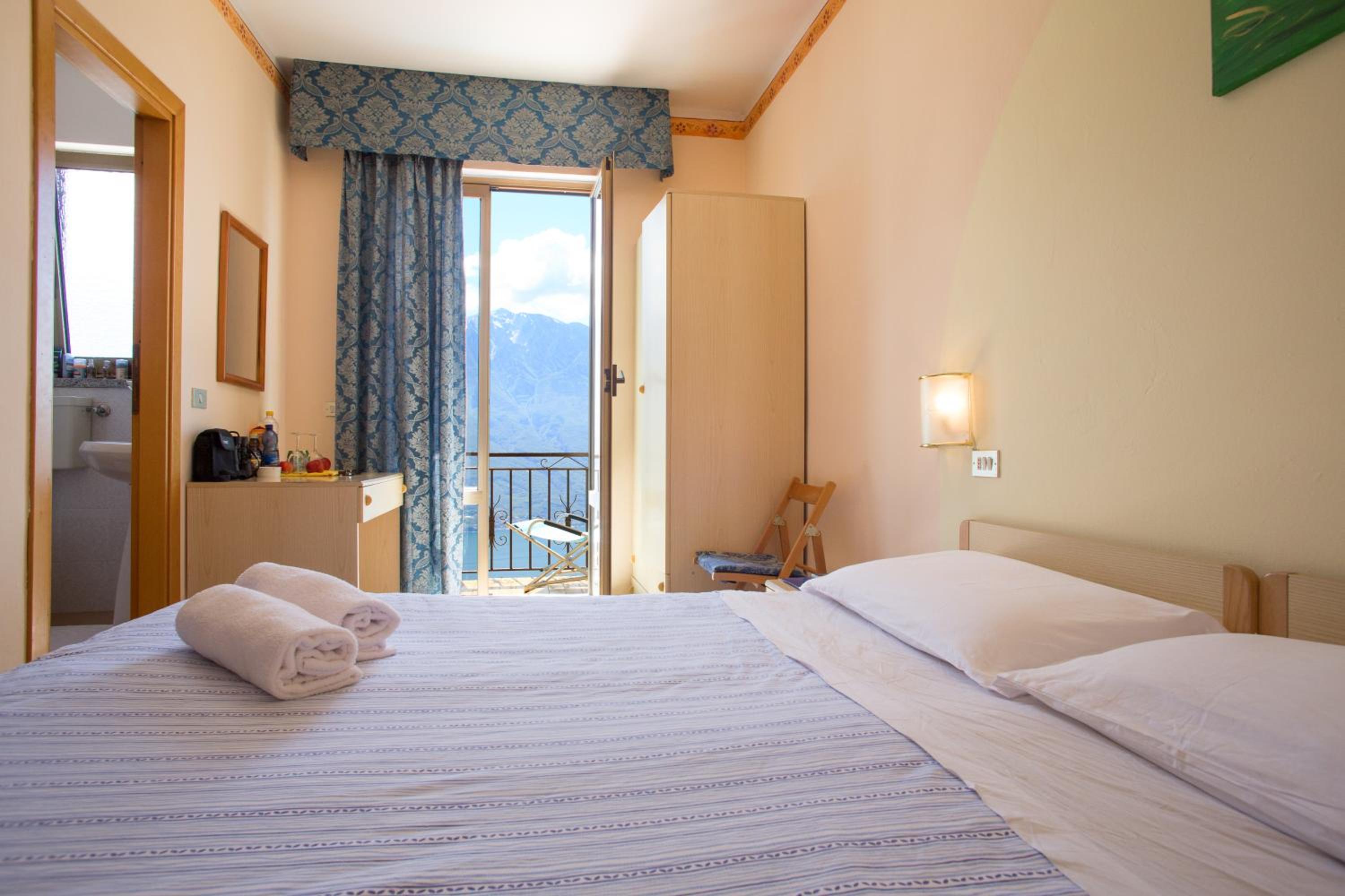 Standard Double Room with Lake View