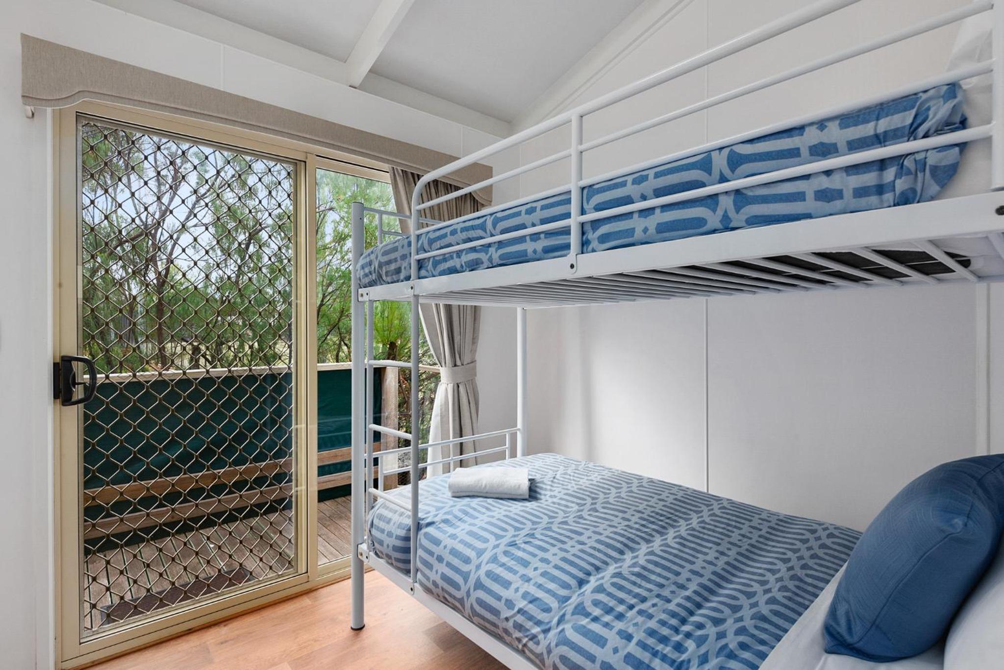 Deluxe Three-Bedroom Cabin (Bungalow) photo 3