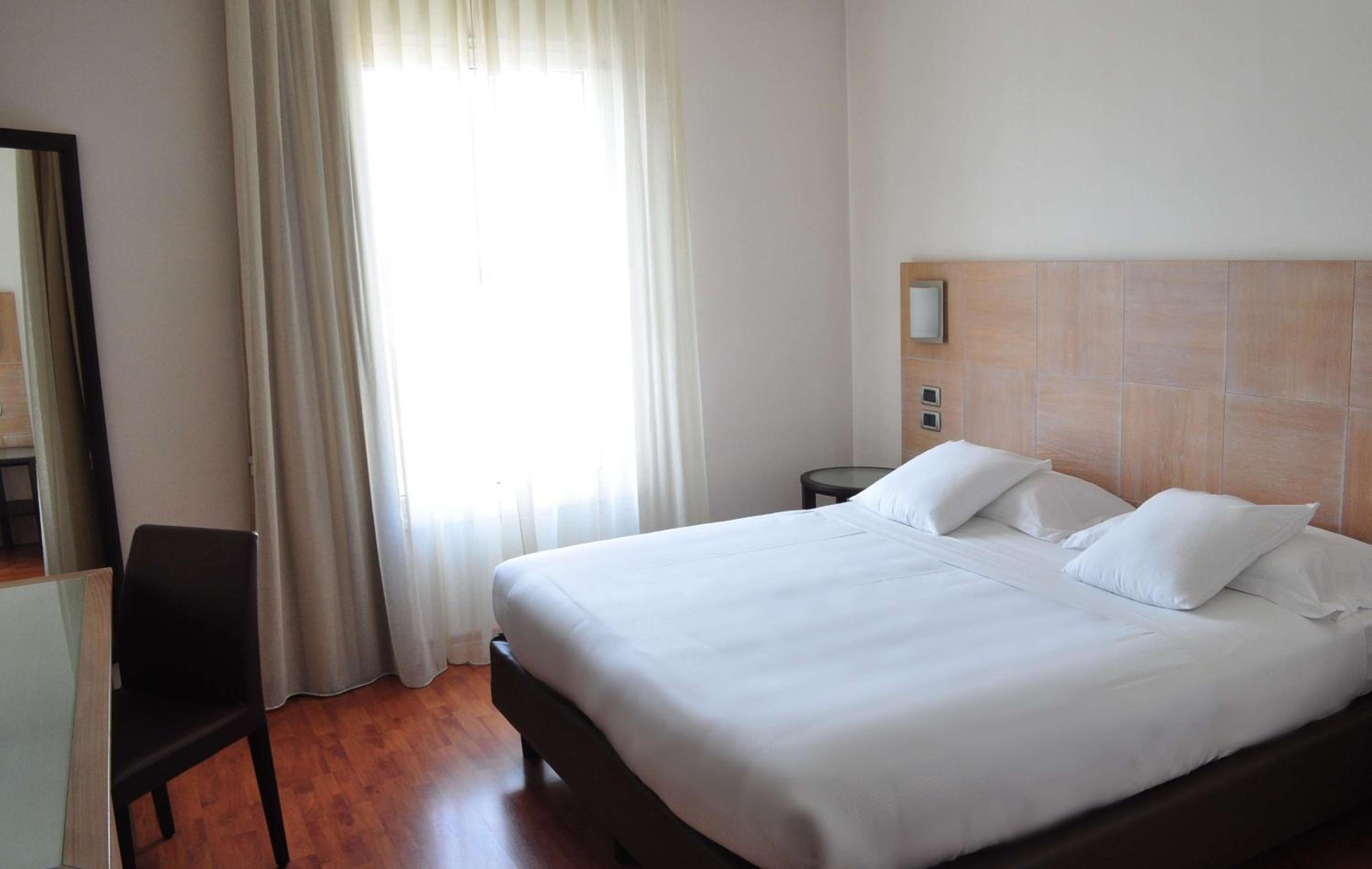 Comfort Queen Room - Photo 2
