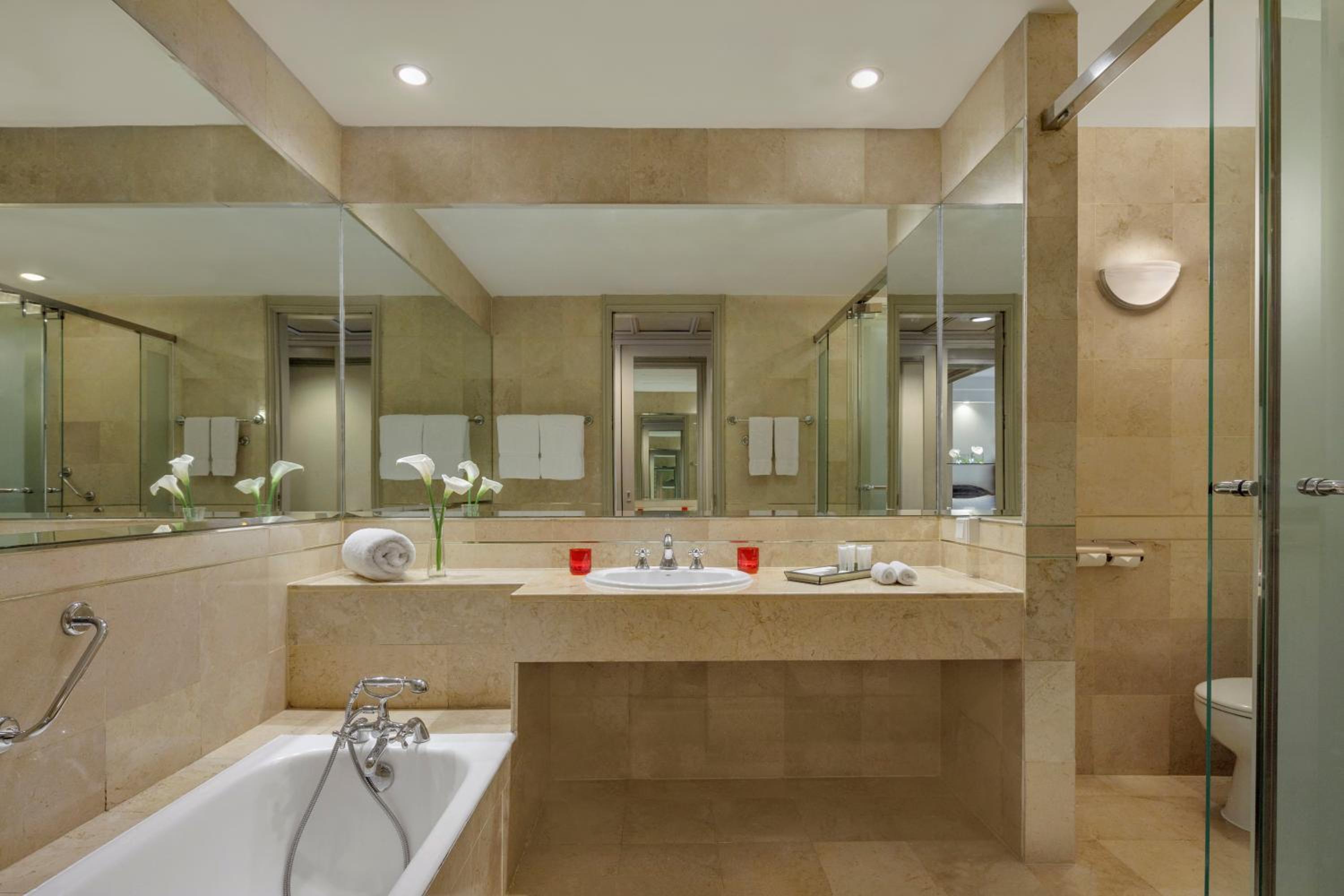 Red Level Room with Executive Lounge Access - Photo 7