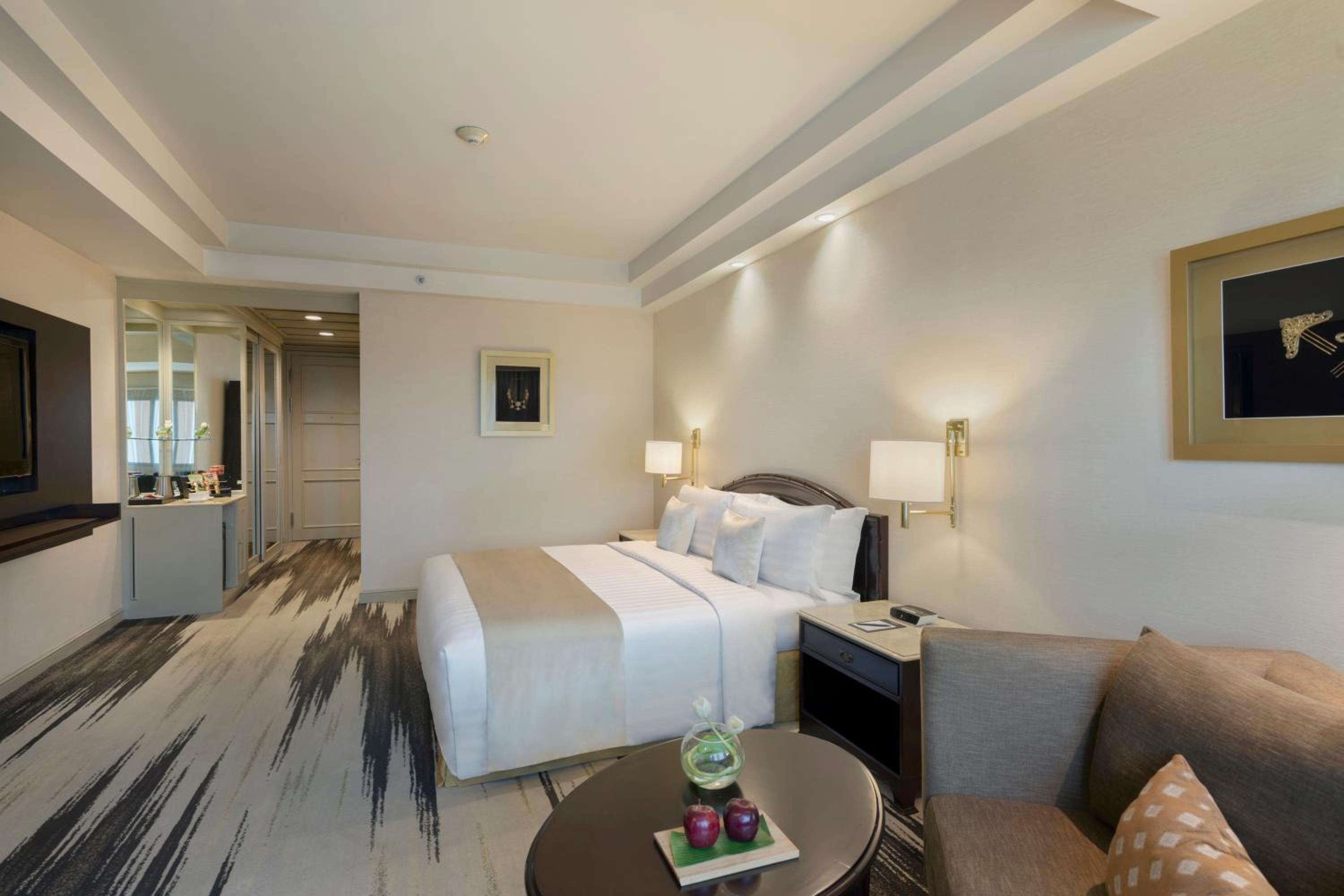 Deluxe Room thumbnail 6