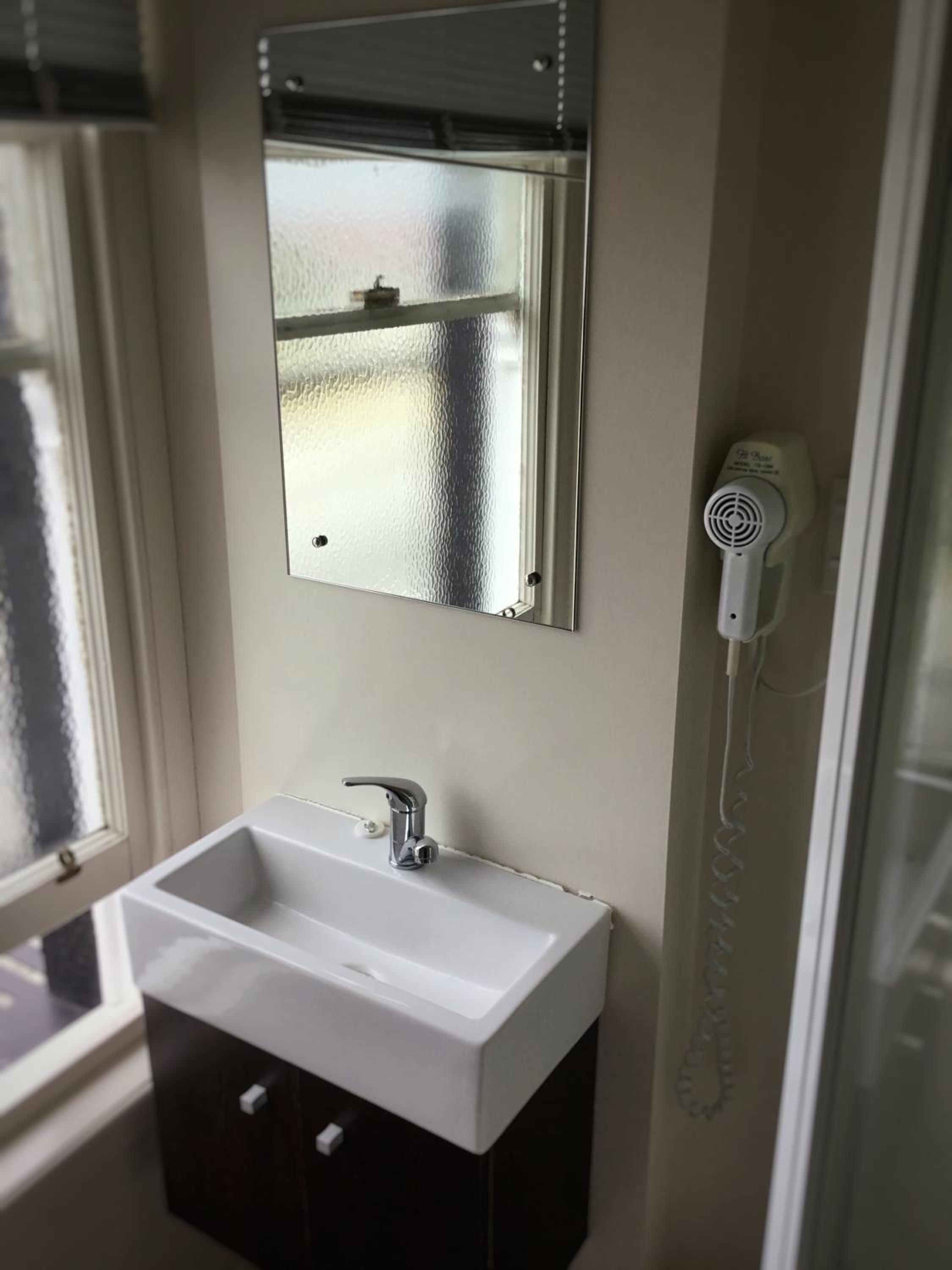 Triple Room with Private Bathroom - Photo 3