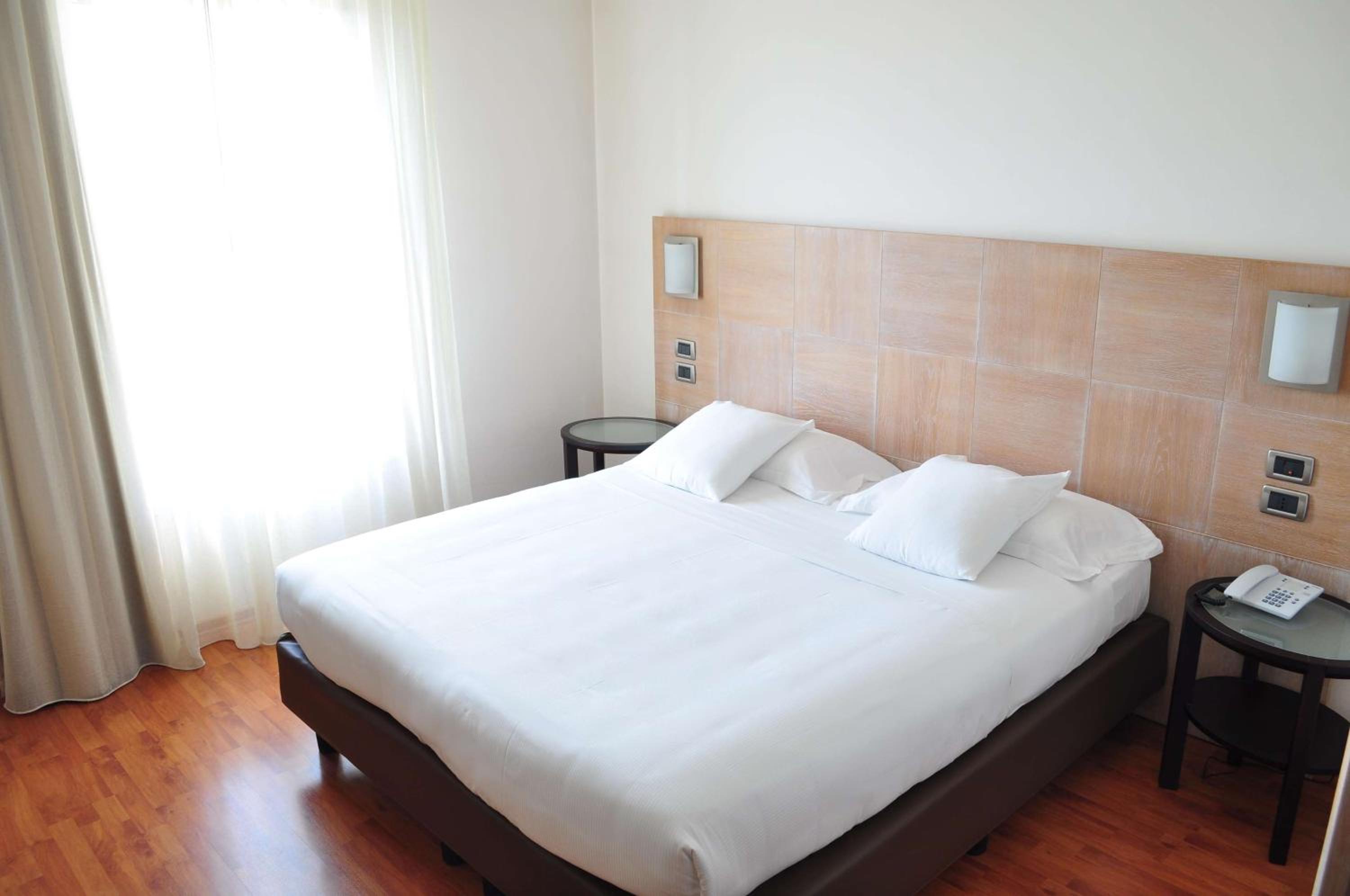 Comfort Queen Room - Photo 6