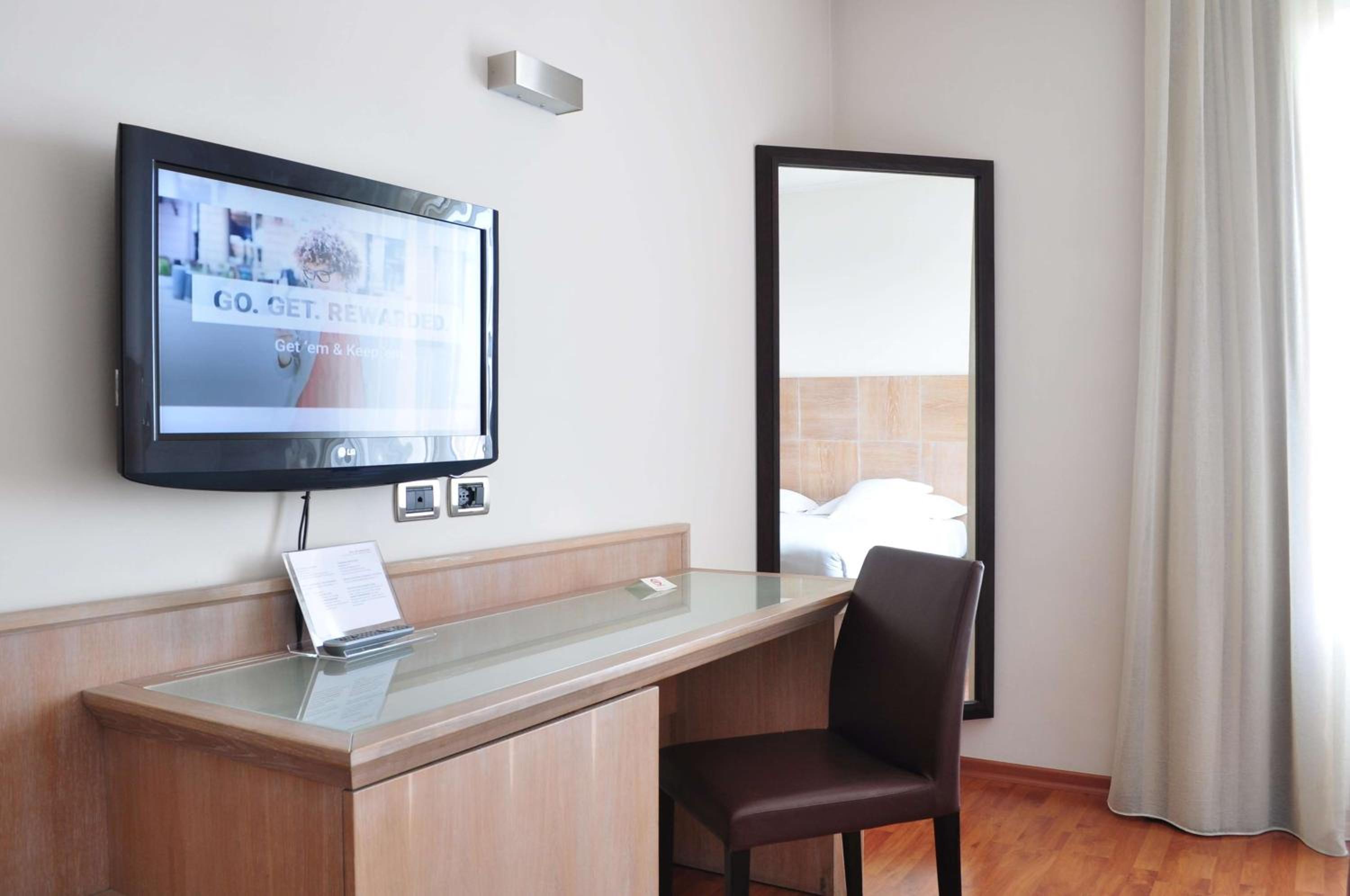 Comfort Queen Room - Photo 5