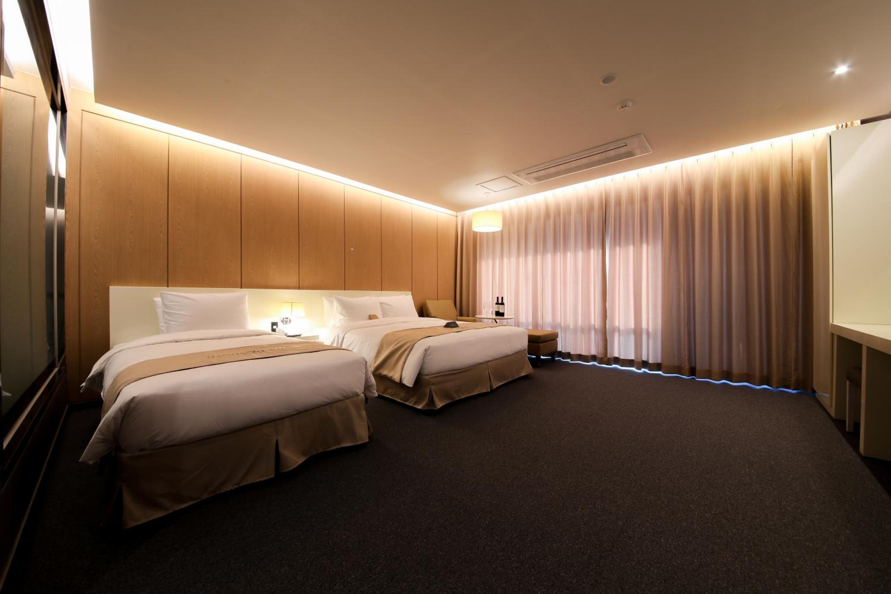 Deluxe Twin Room with Sea View photo 3
