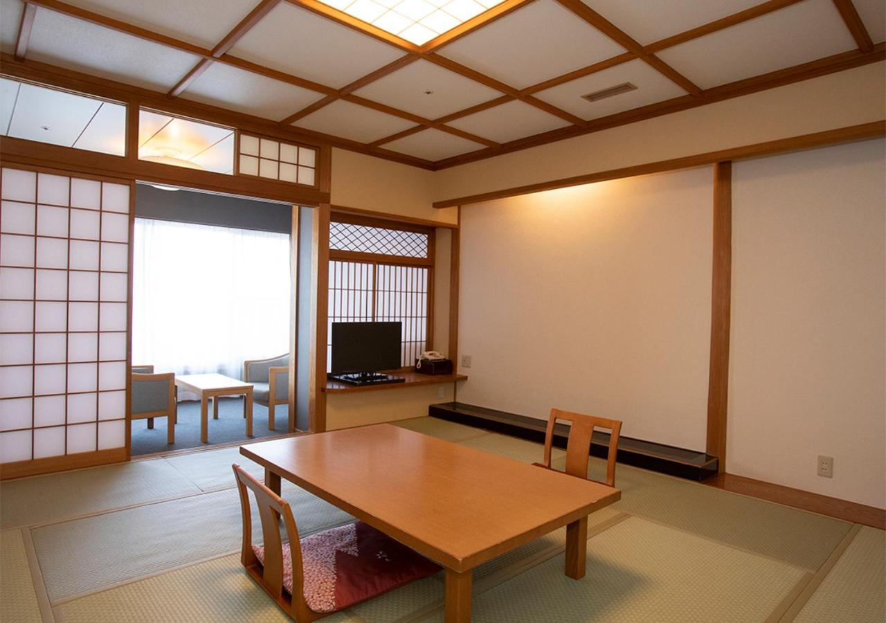 Superior Family Room photo 1