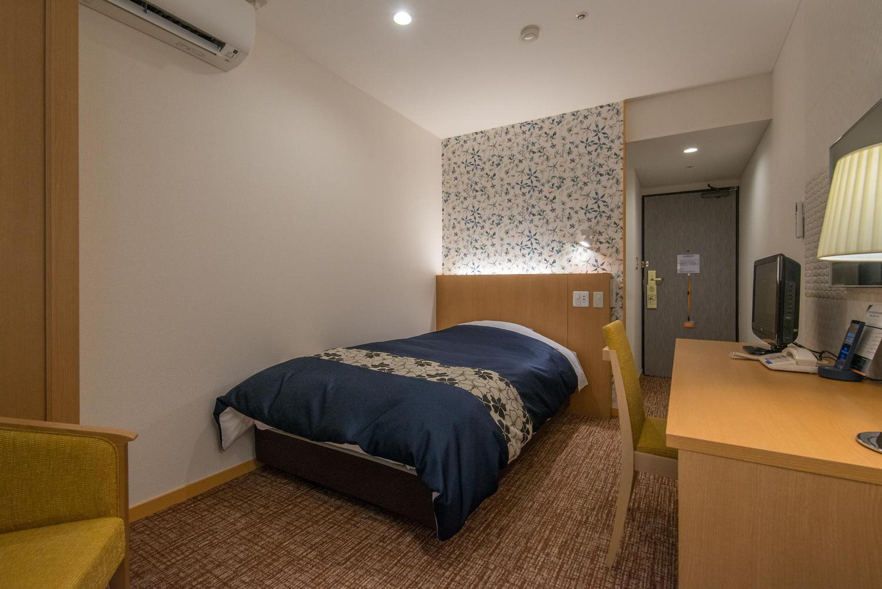 Single Room with Shared Bathroom - Non-Smoking photo 3