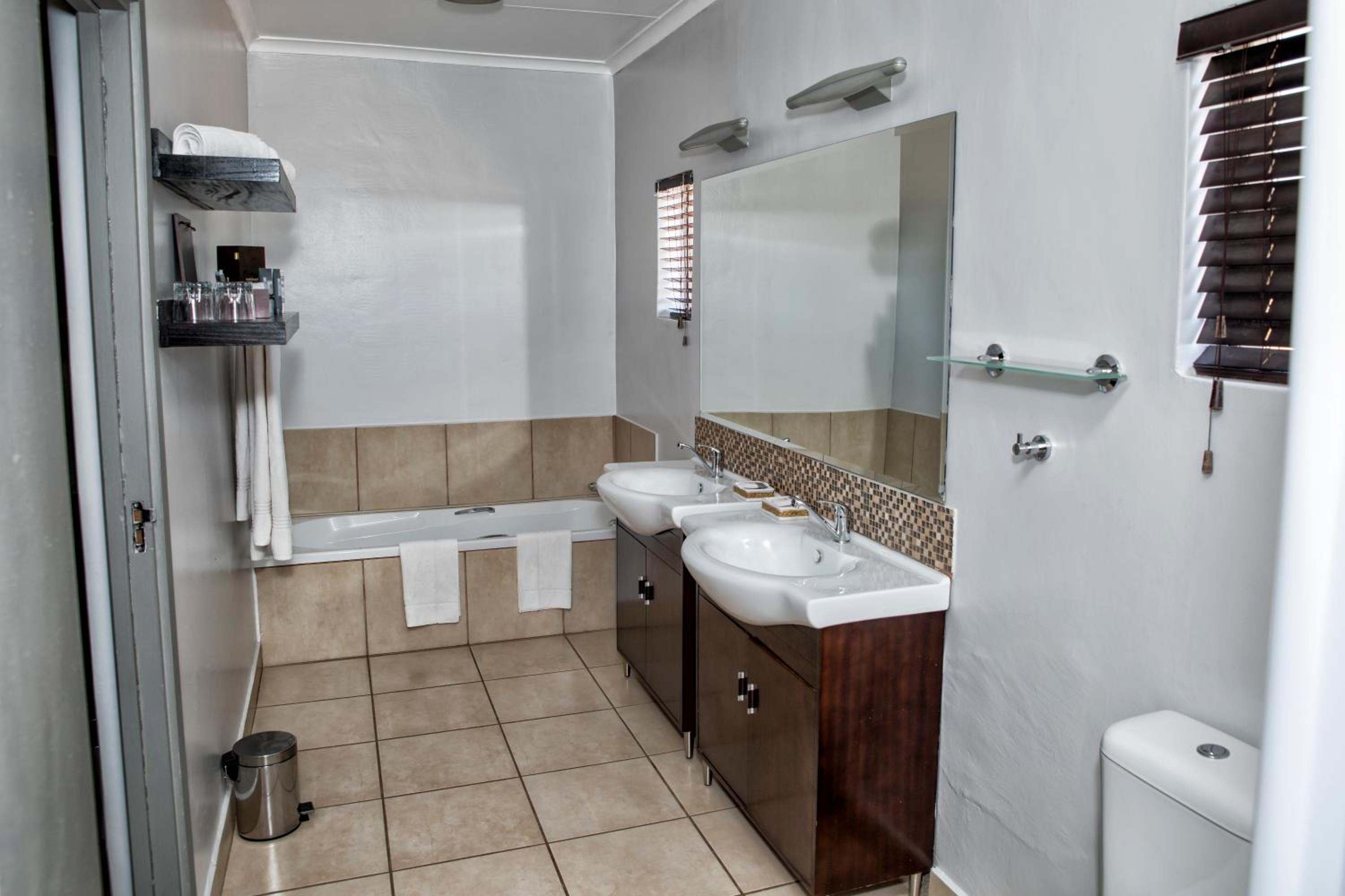 Executive Suite - Photo 10