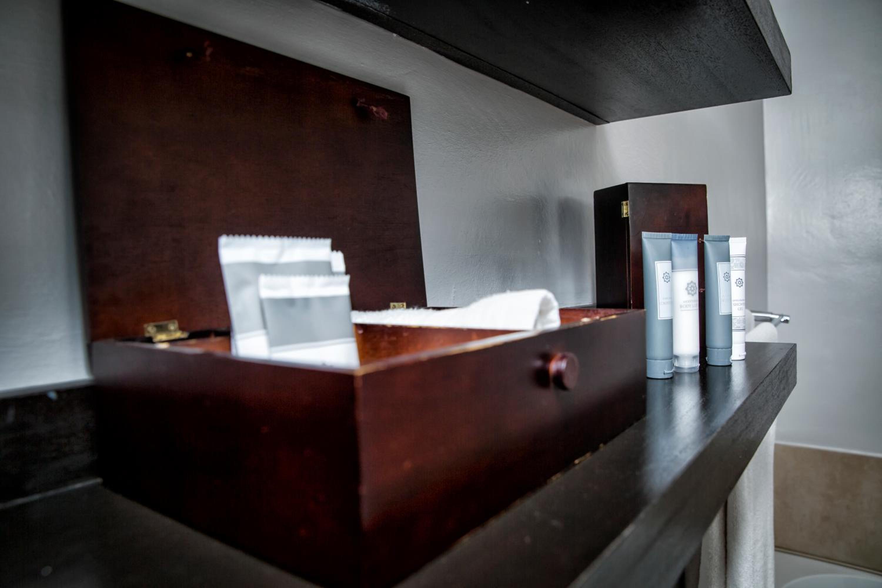 Executive Suite - Photo 9
