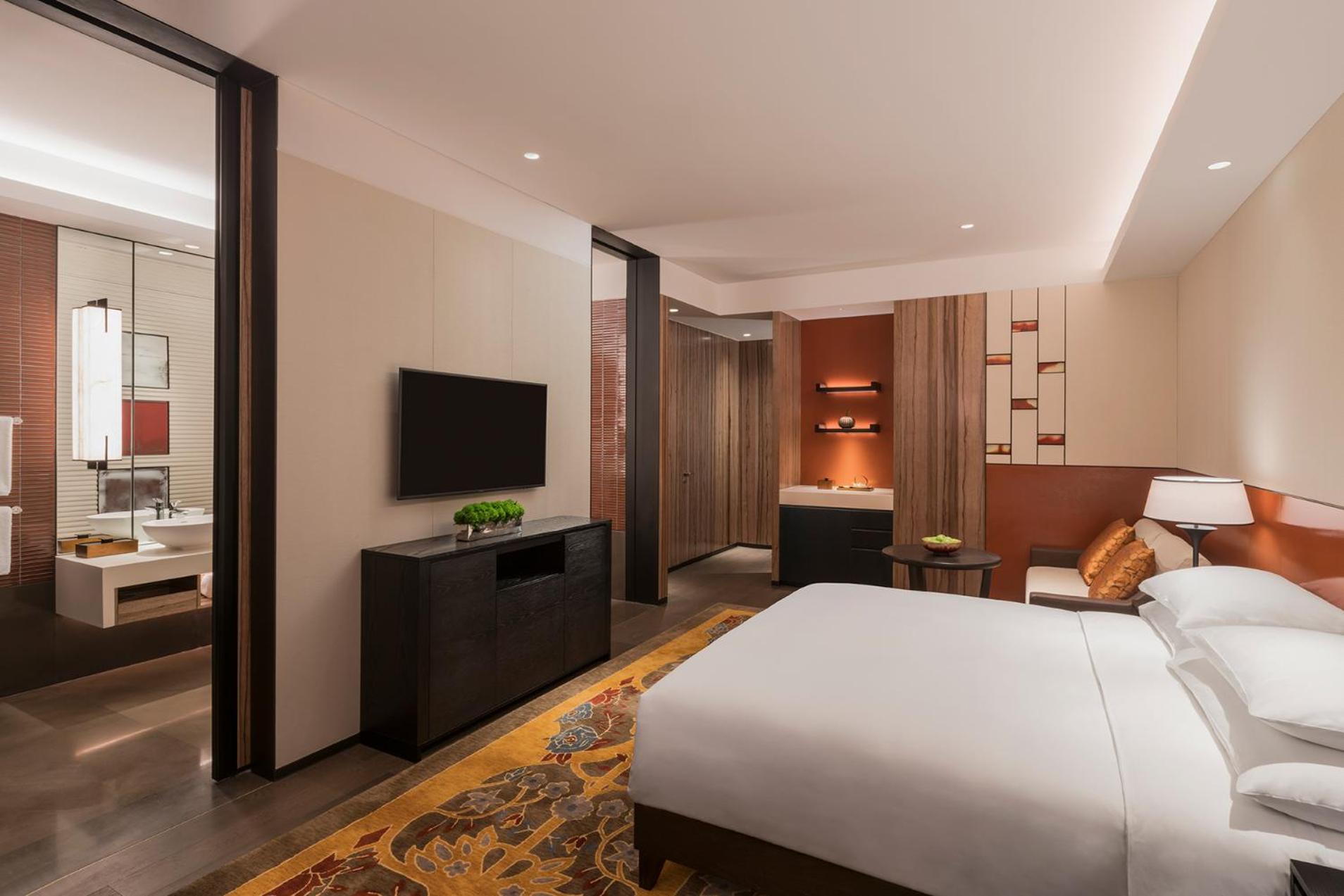 Connecting Family Room with One King Bed, Two Twin Beds and Club Access photo 3