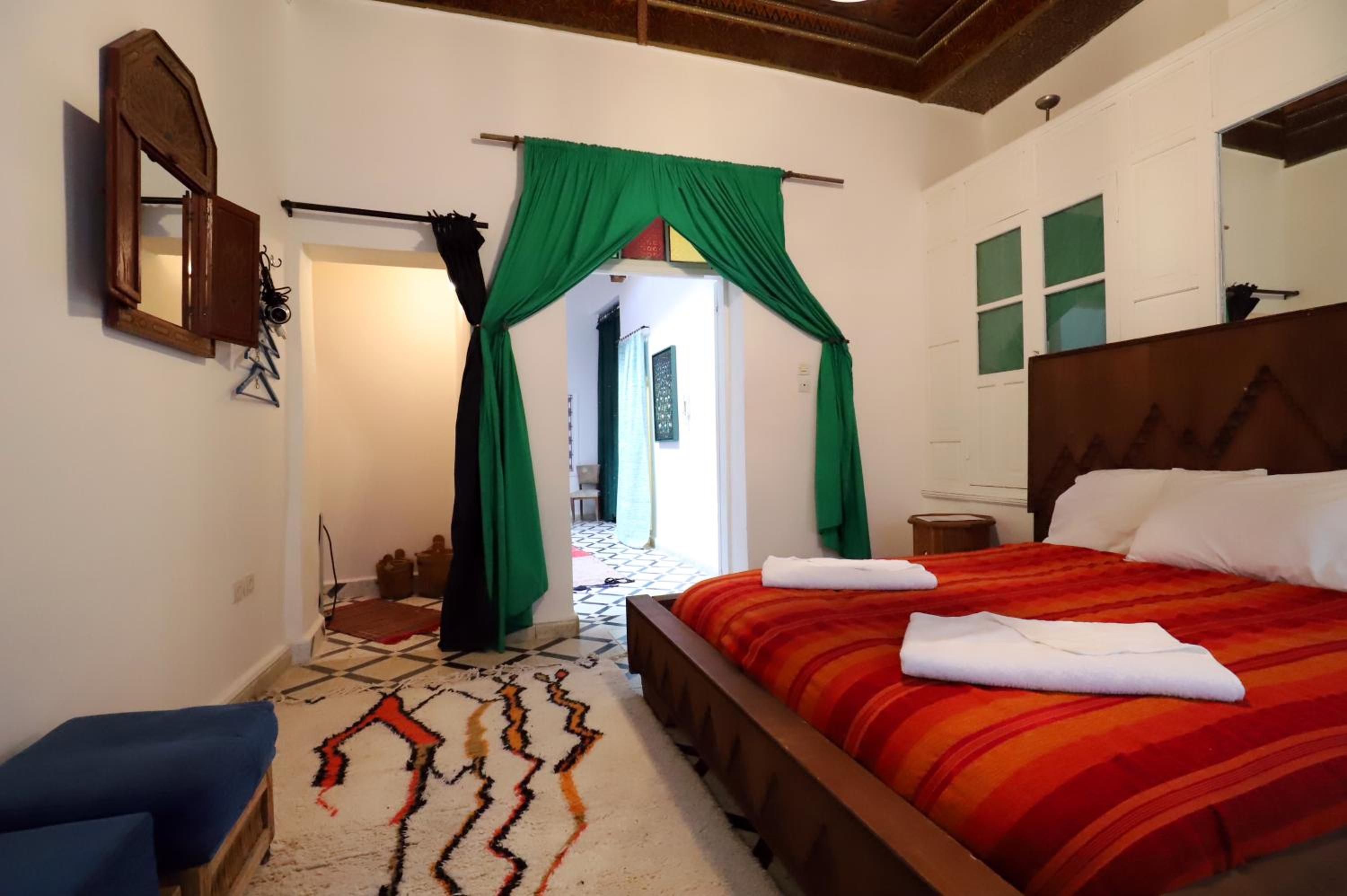 Queen Room With External Window - Photo 1