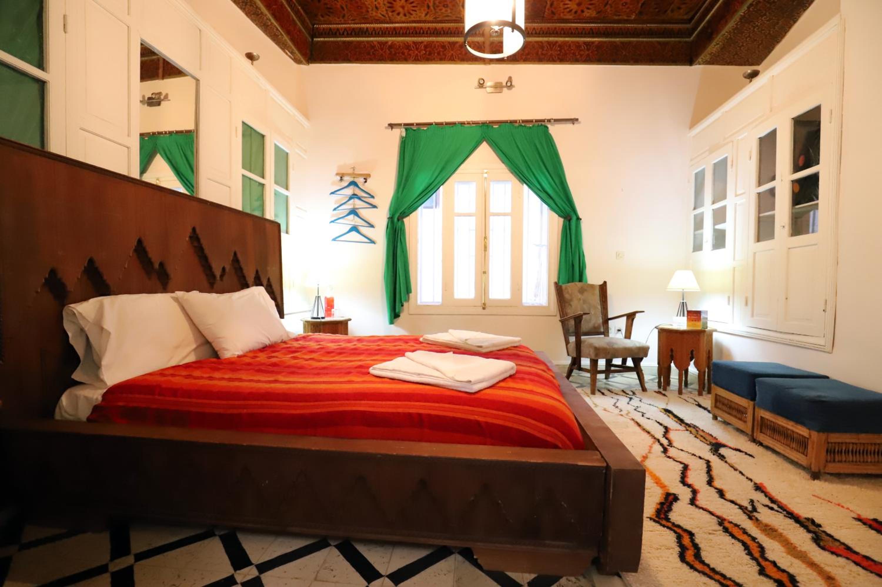 Queen Room With External Window - Photo 2