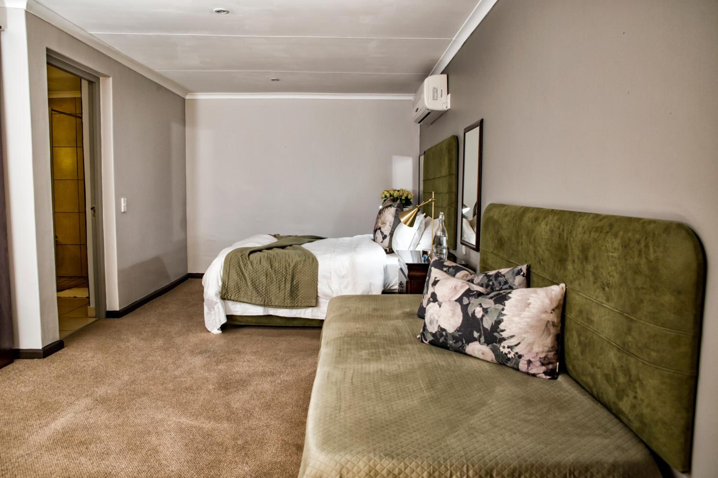 Large Double Room - Photo 3