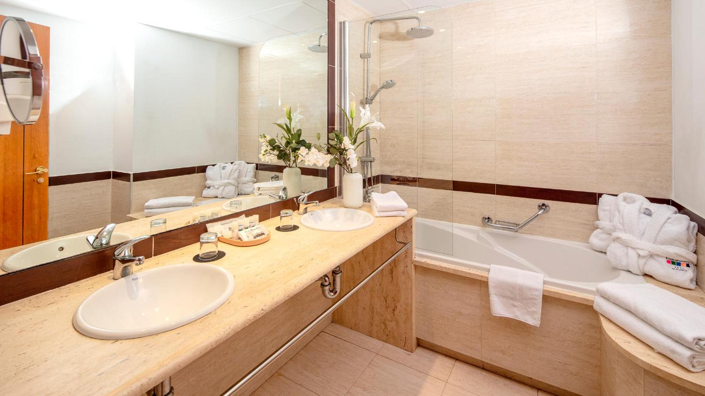 Deluxe Double or Twin Room photo 2