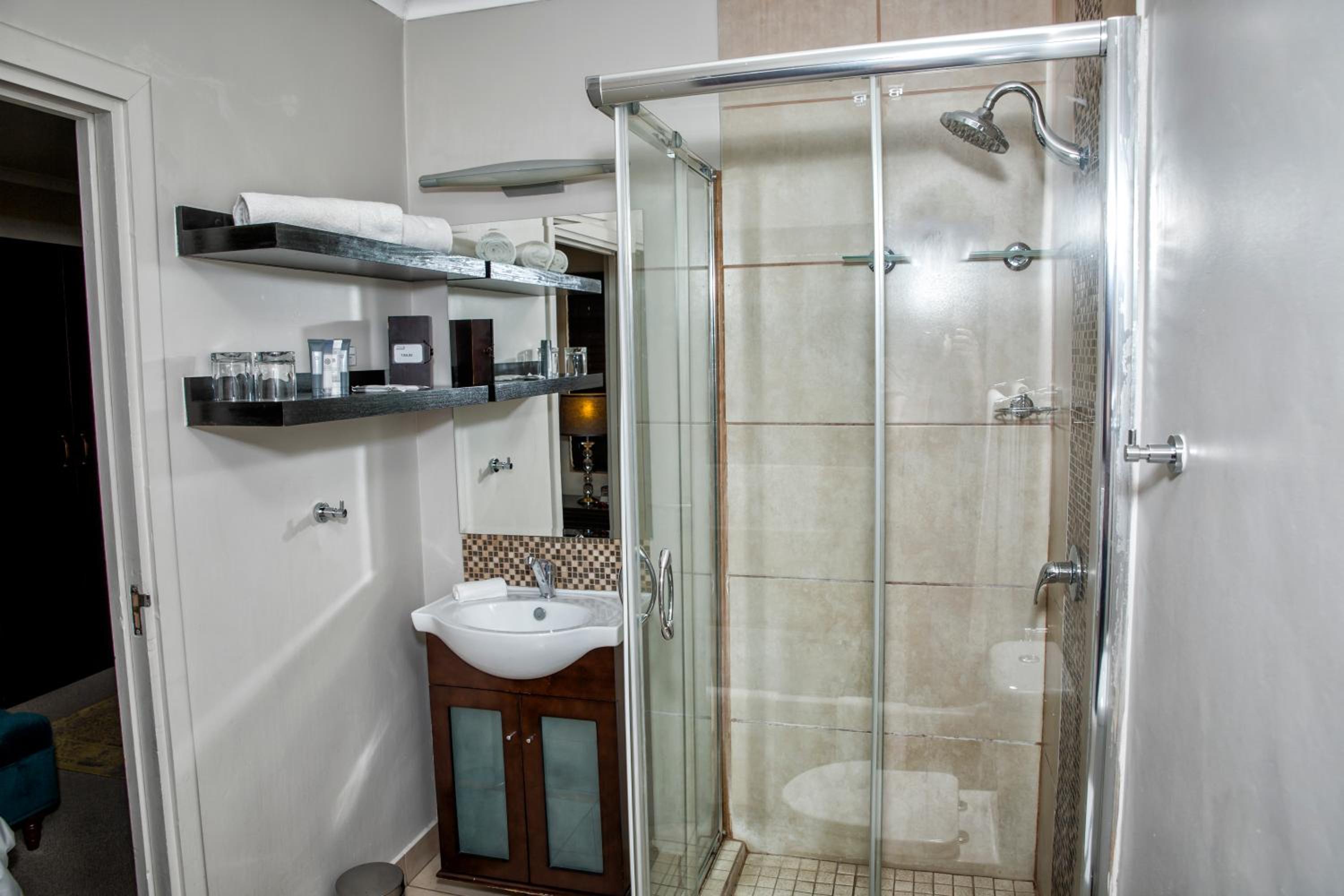 Executive Suite - Photo 2