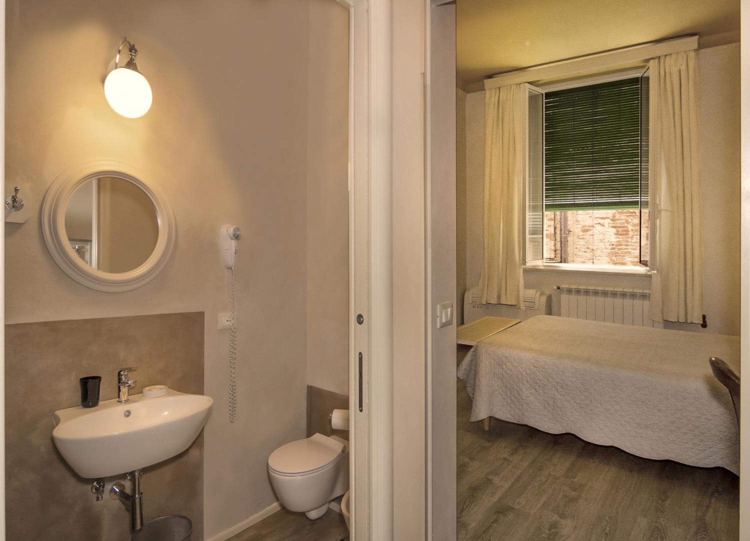 Double Room with Private Bathroom - Photo 2