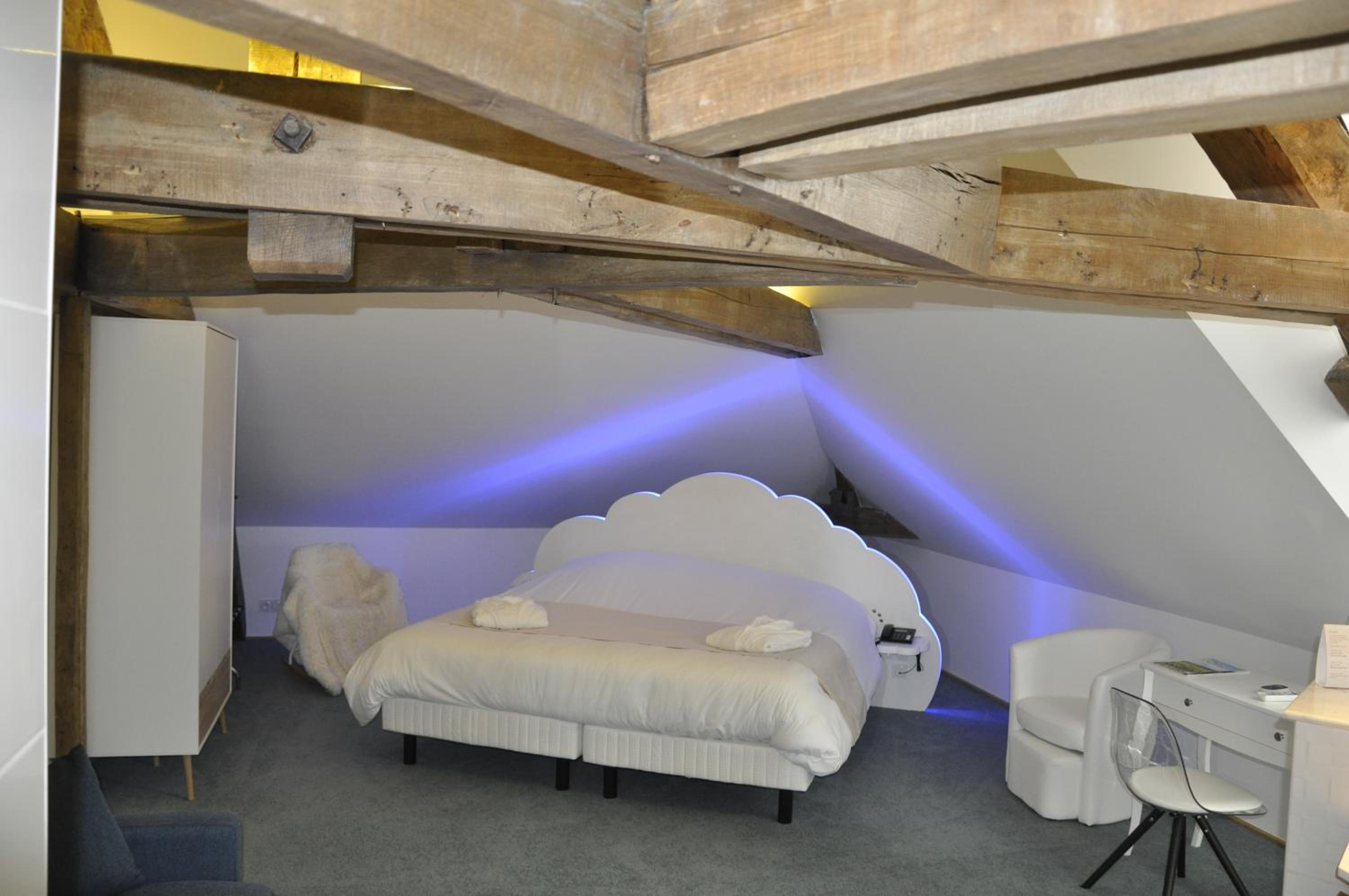 Deluxe Queen Suite