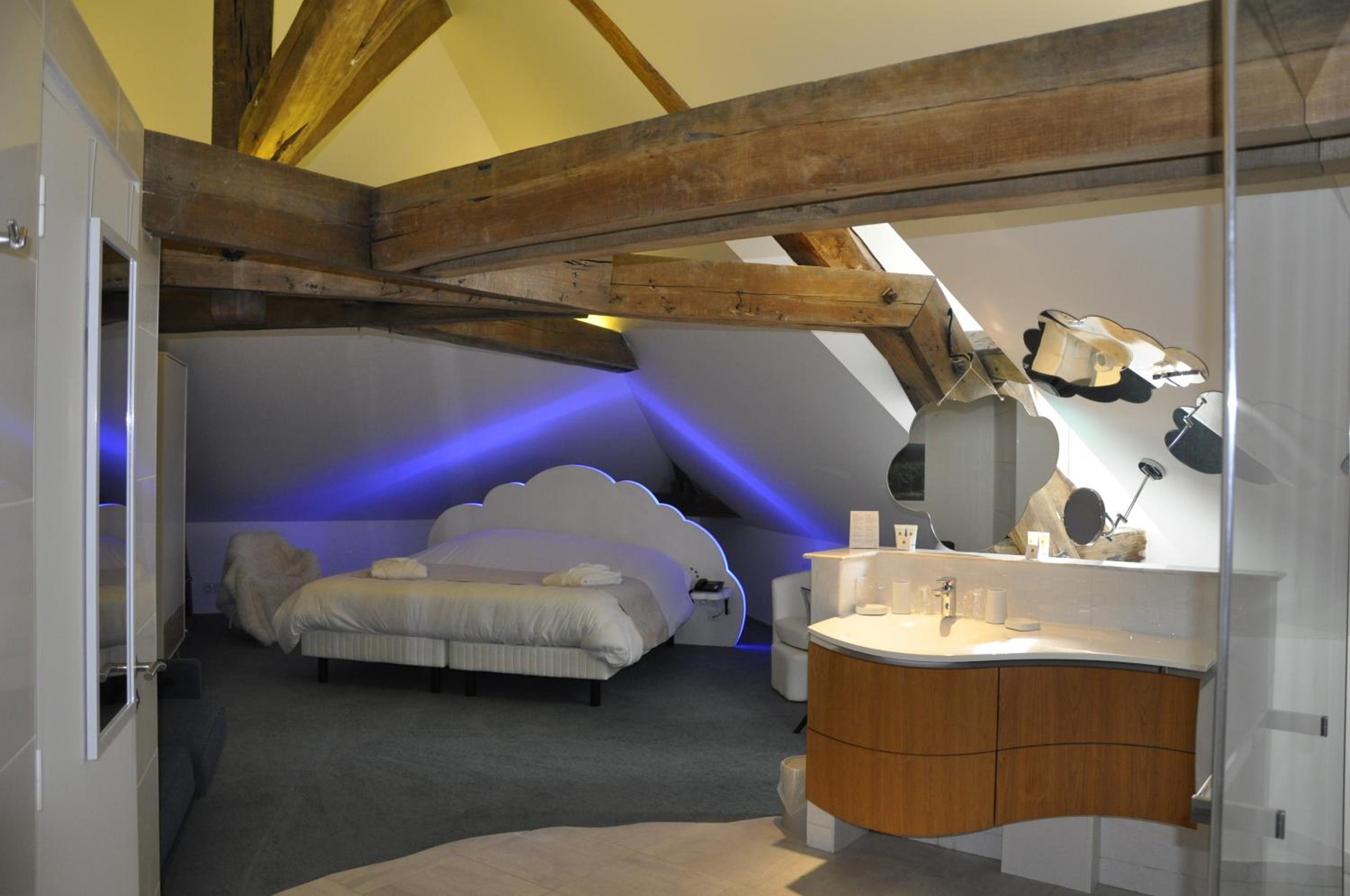 Deluxe Queen Suite photo 3