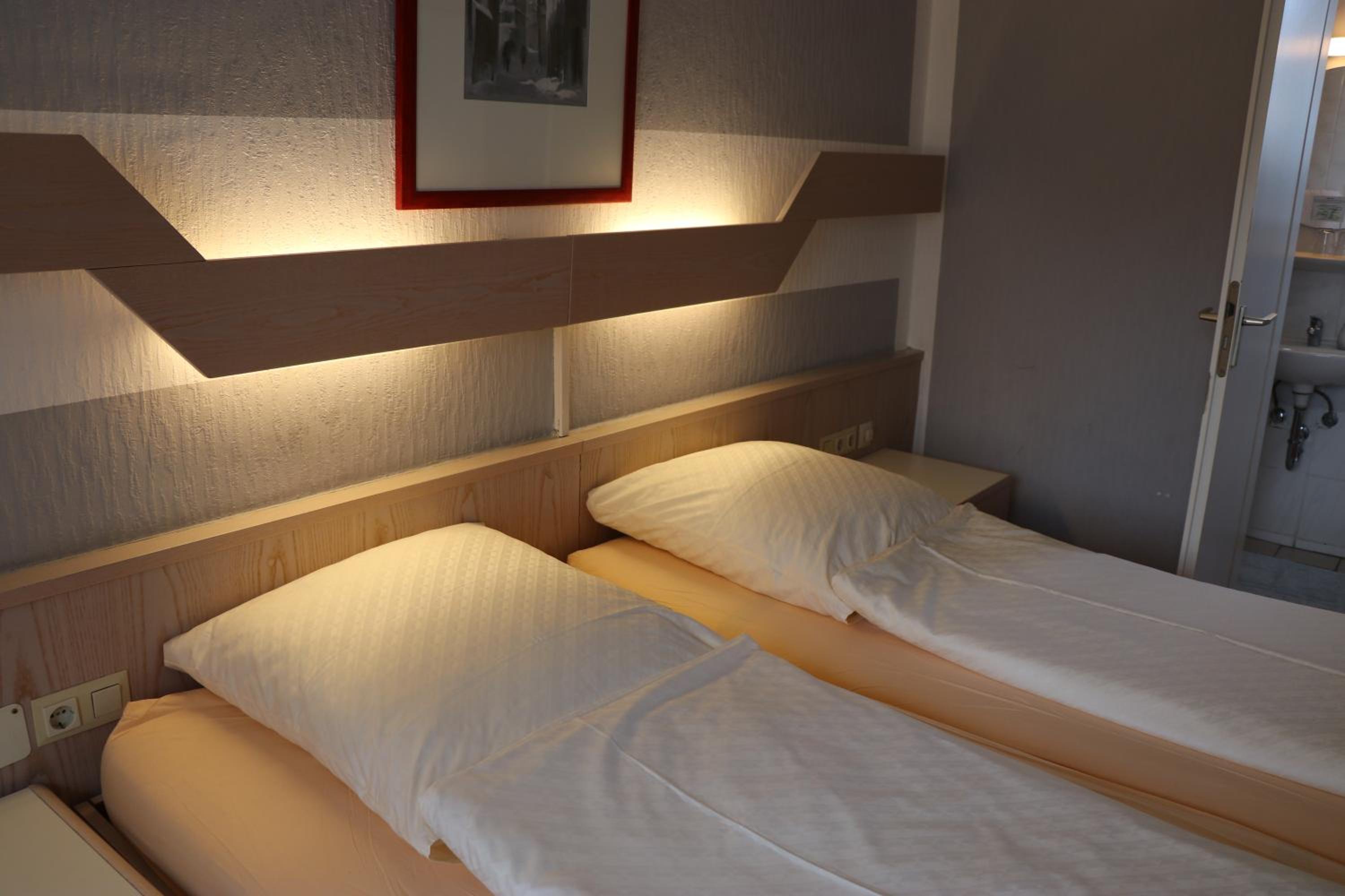 Standard  Double Room - Photo 12