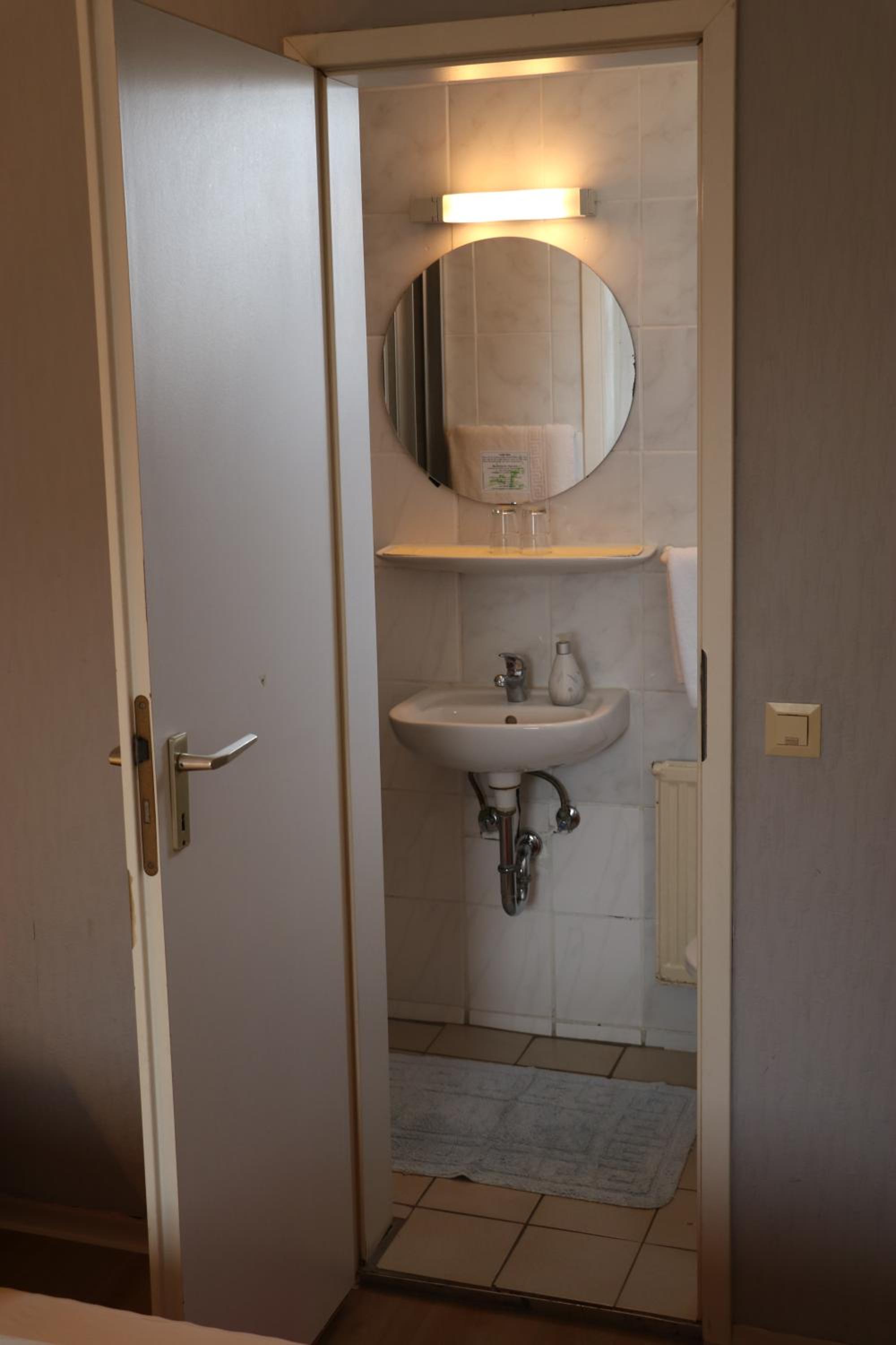 Standard  Double Room - Photo 5