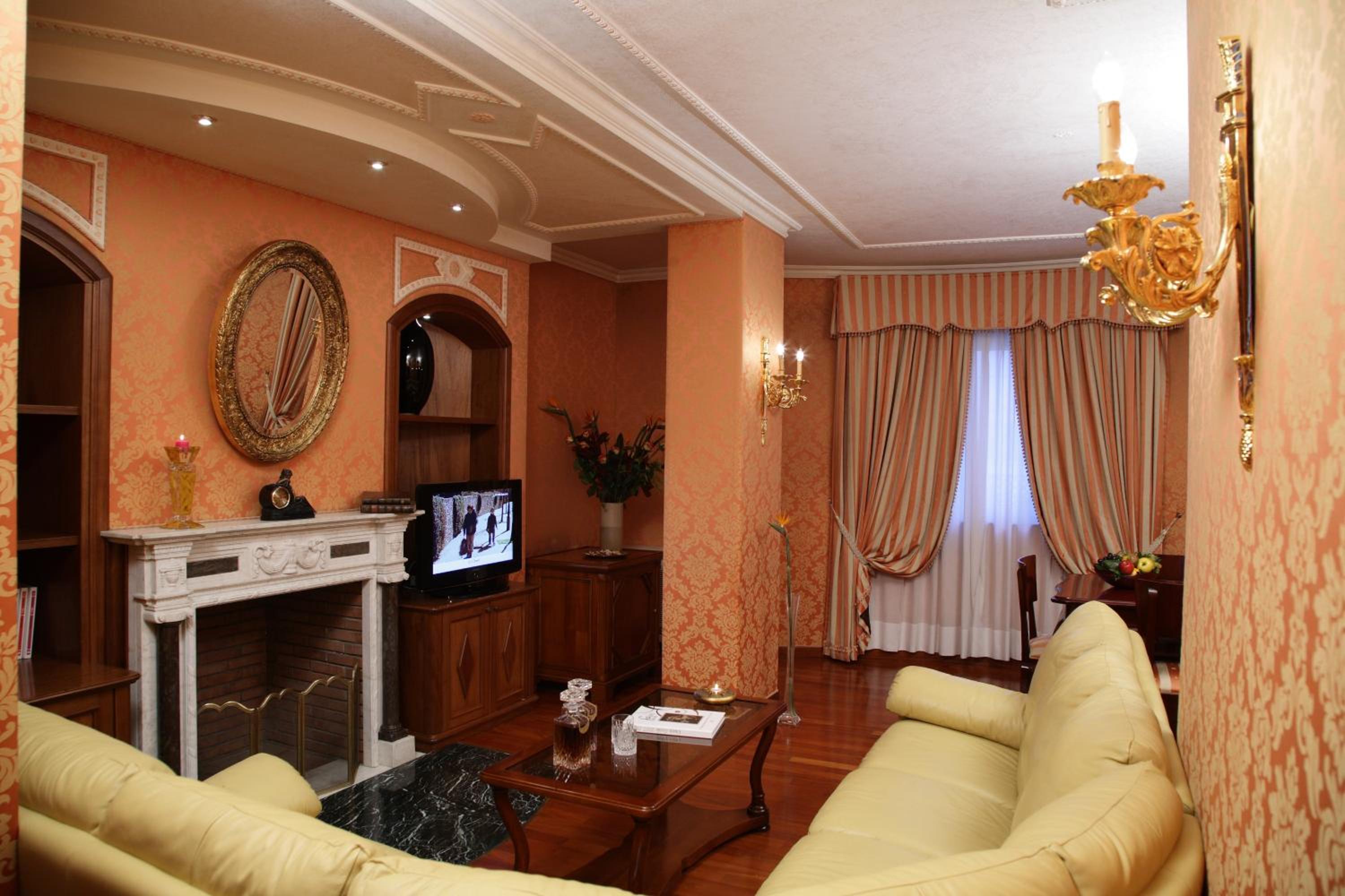 Suite - Photo 1