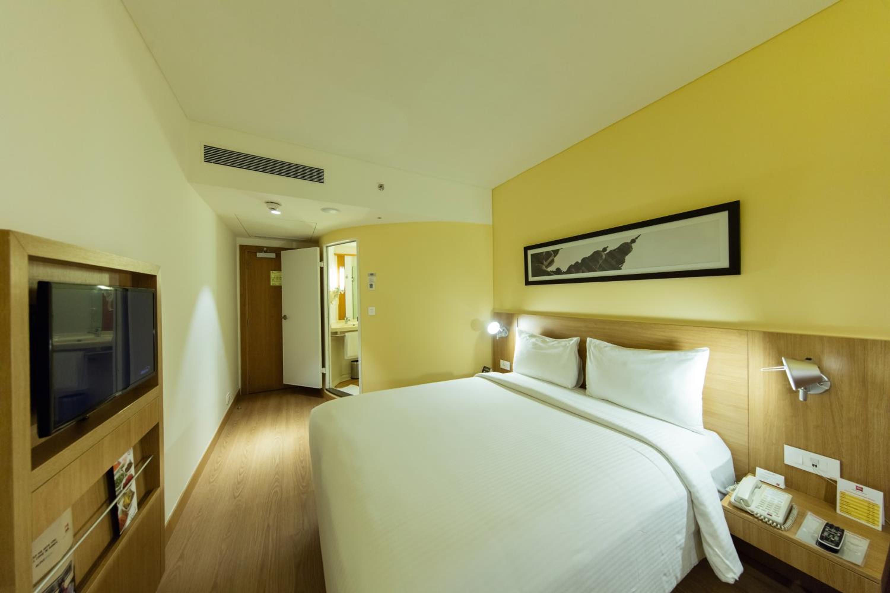 Standard Room Queen Bed - Photo 8