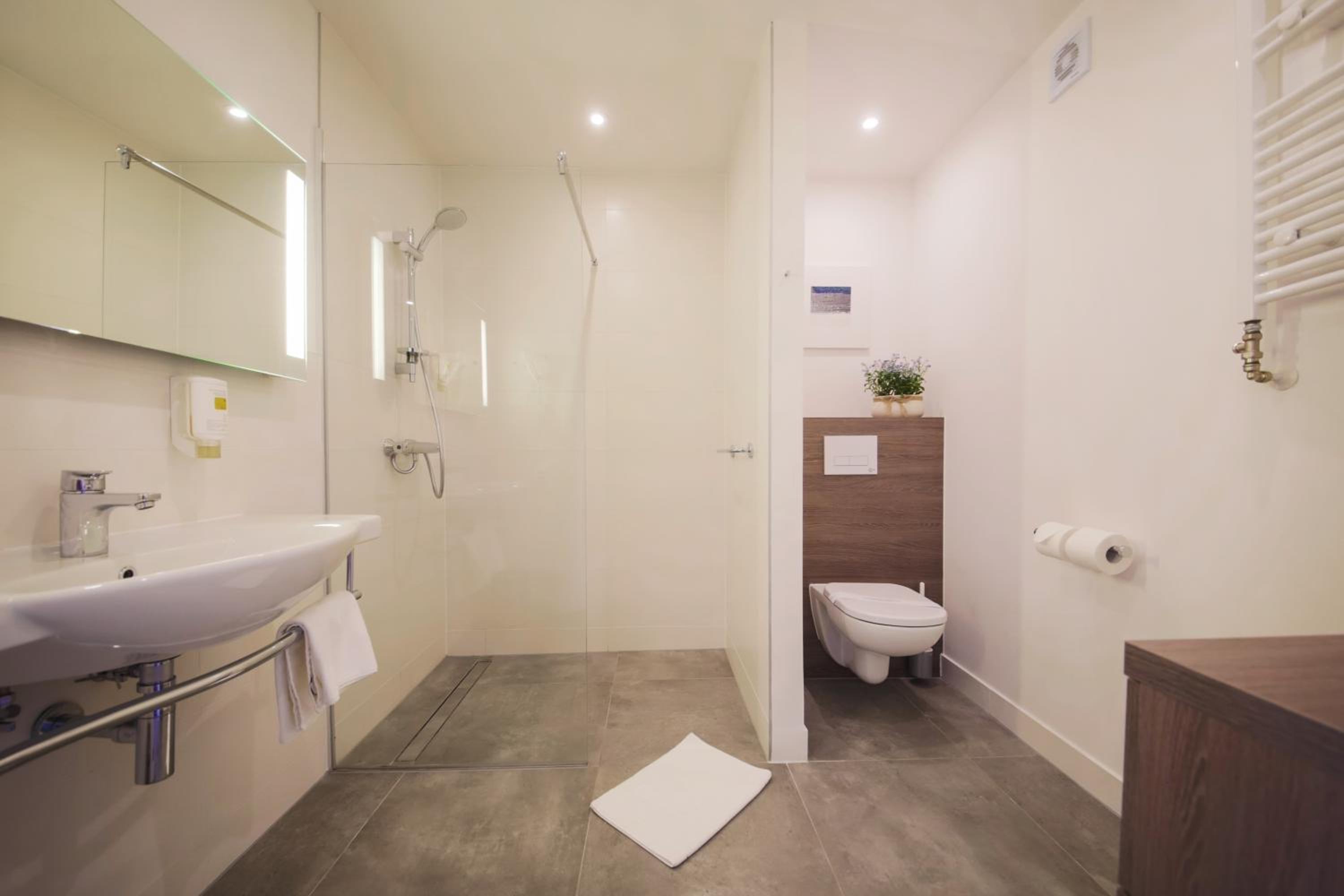 Deluxe Double Room with Balcony - Photo 3