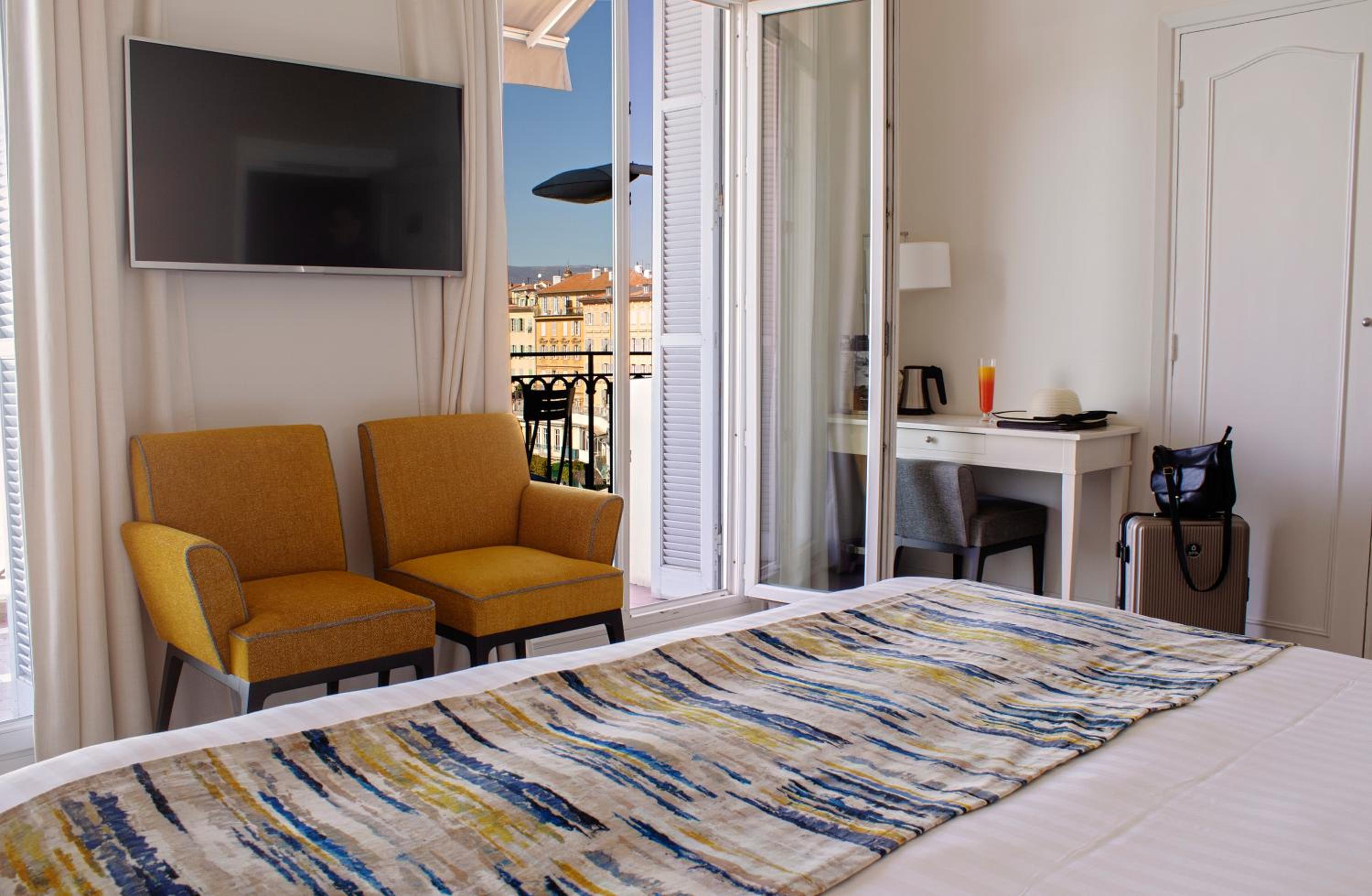 Suite - Photo 1