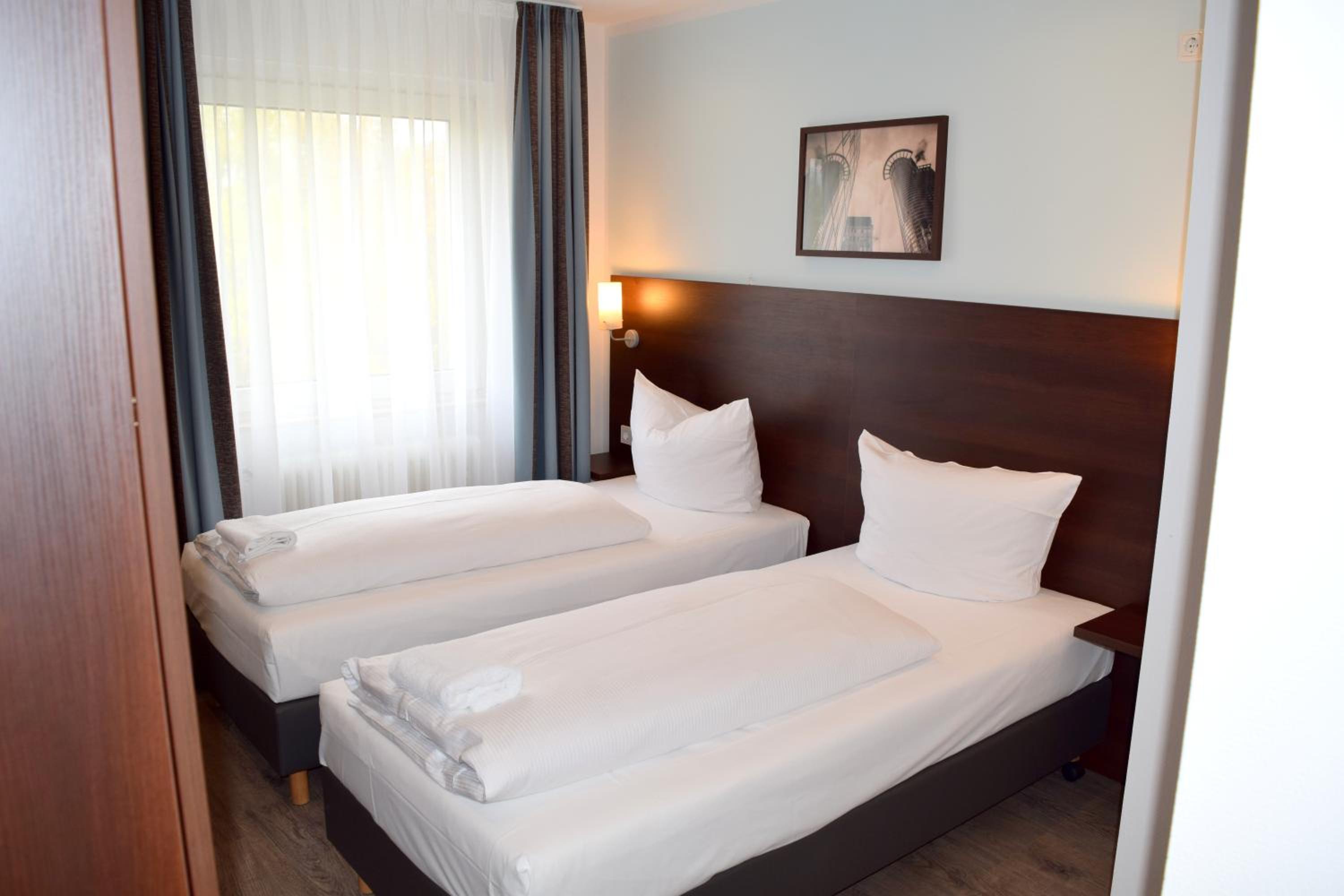 Standard Twin Room - Photo 3