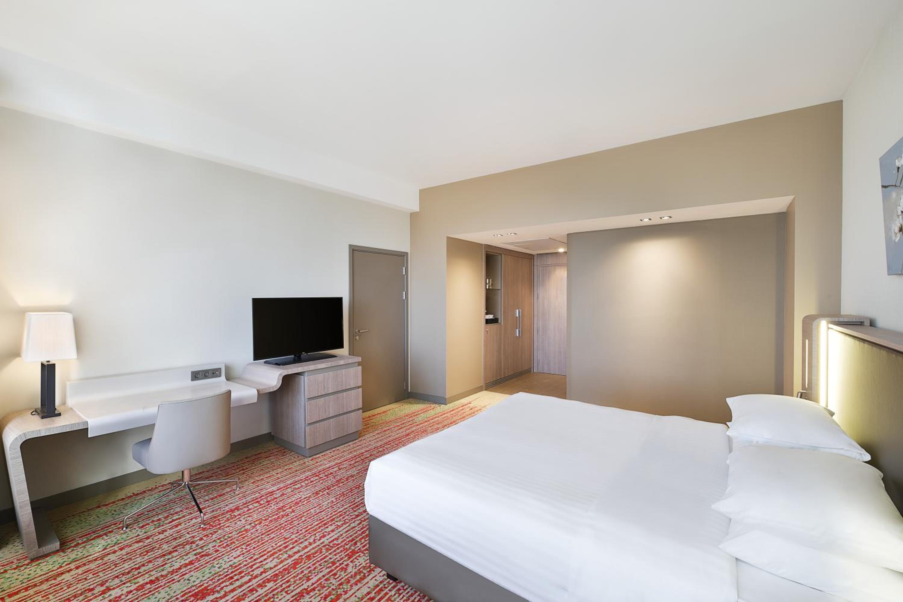 Deluxe room, Larger Guest room, 1 King photo 3