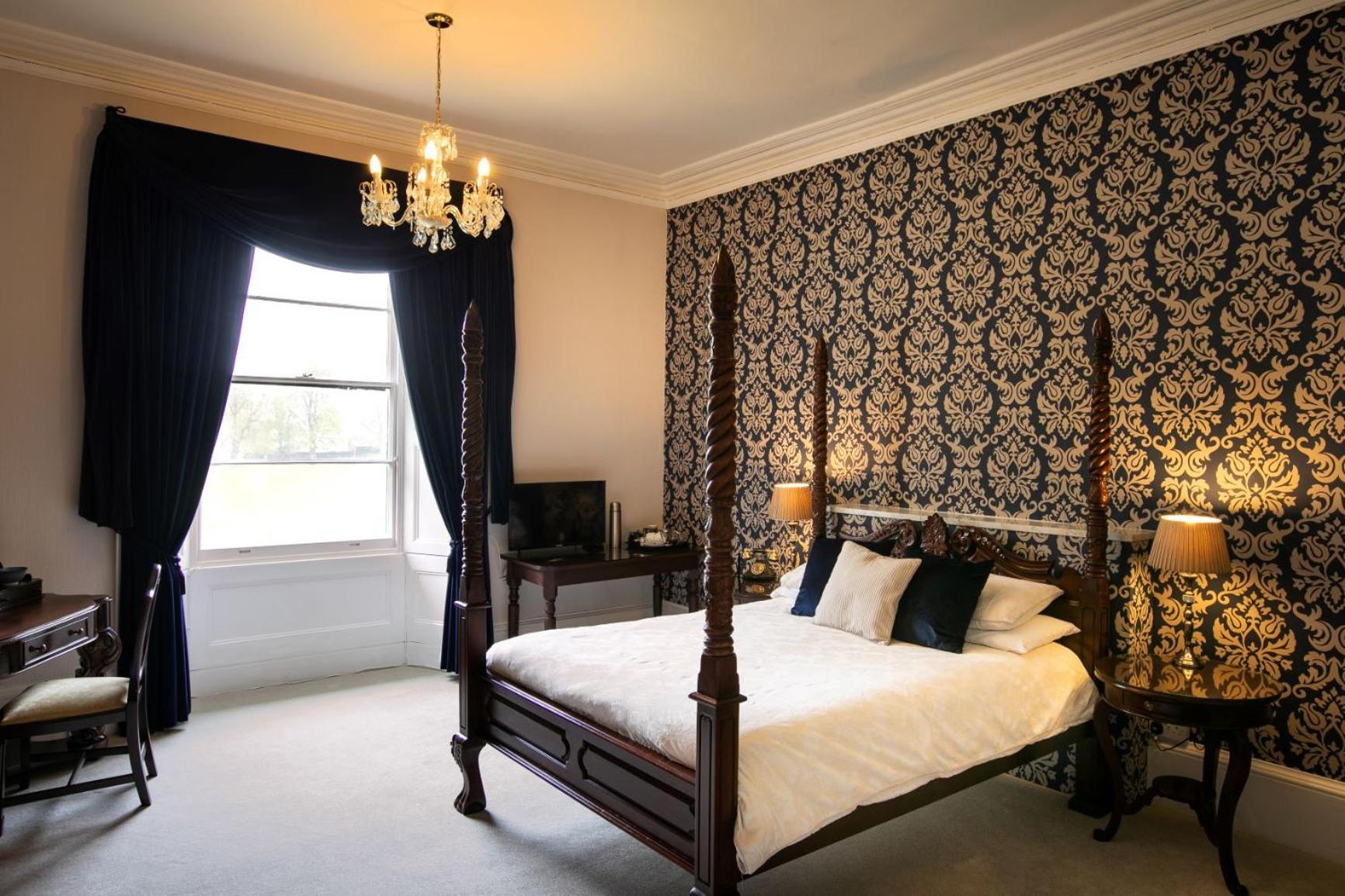 Double Room with Four Poster Bed - Photo 2