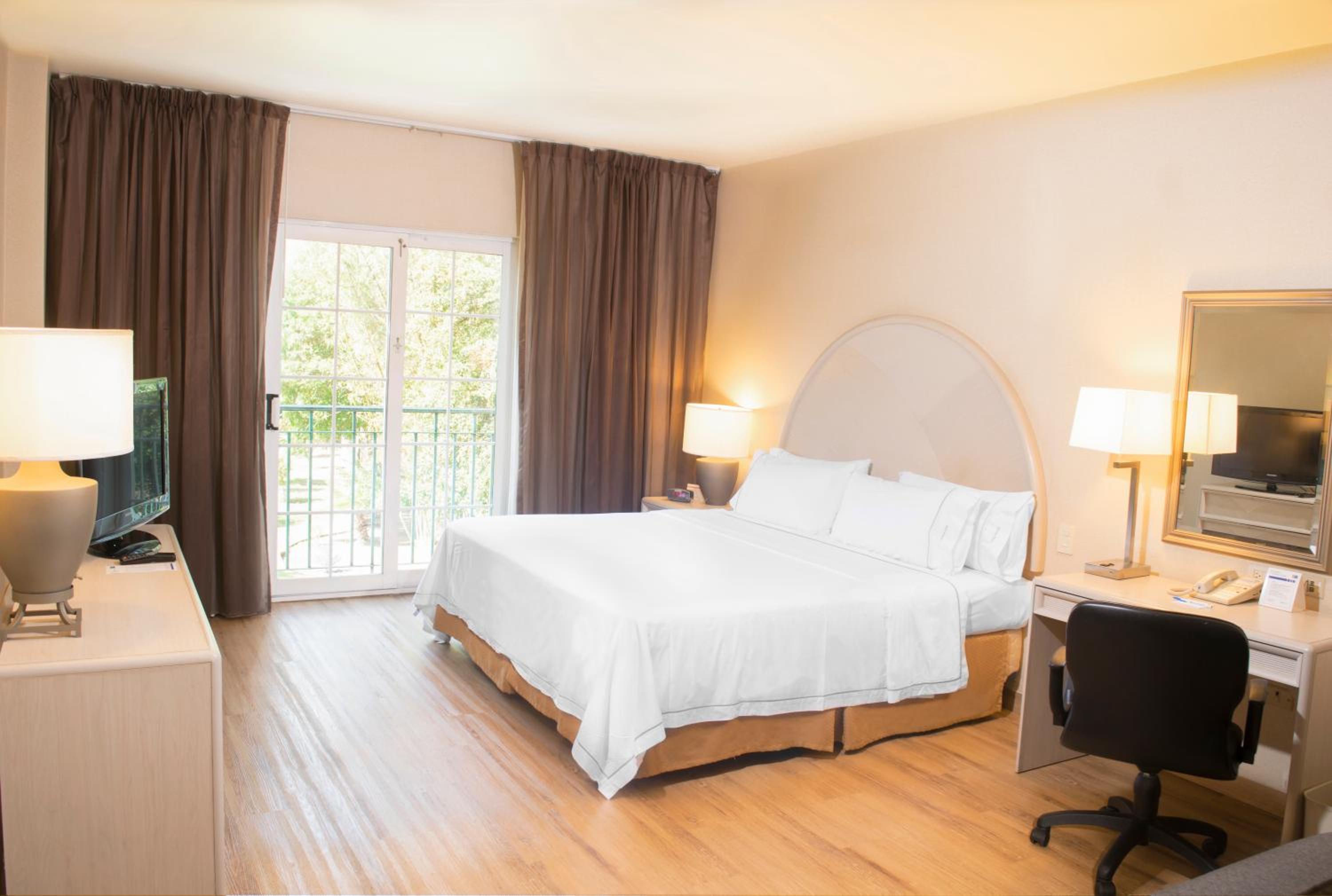 Standard Room thumbnail 5